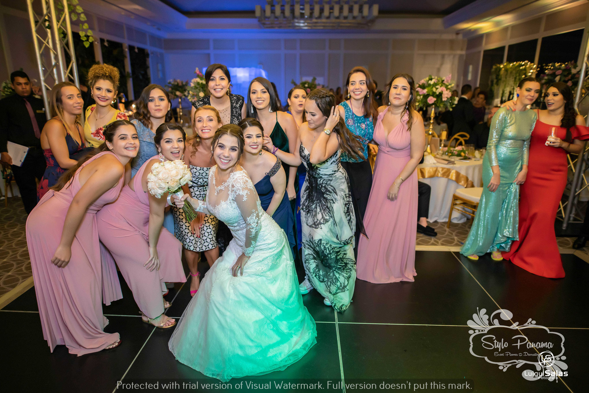 7. Novia junto a su grupo de solteras!