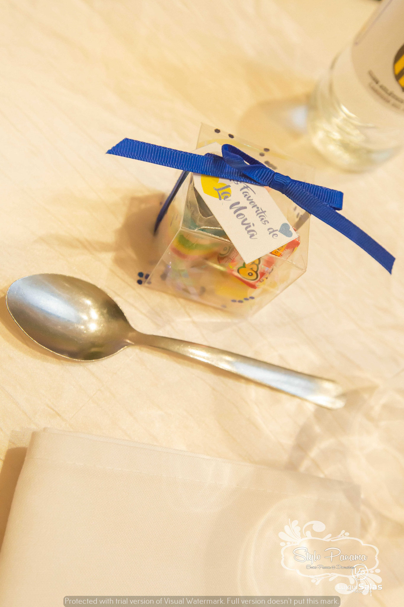 Cajitas transparentes con los caramelos que le gustan a los novios, se hicieron 2 opciones en las etiquetas especificaba cuales eran del novia y de la novia