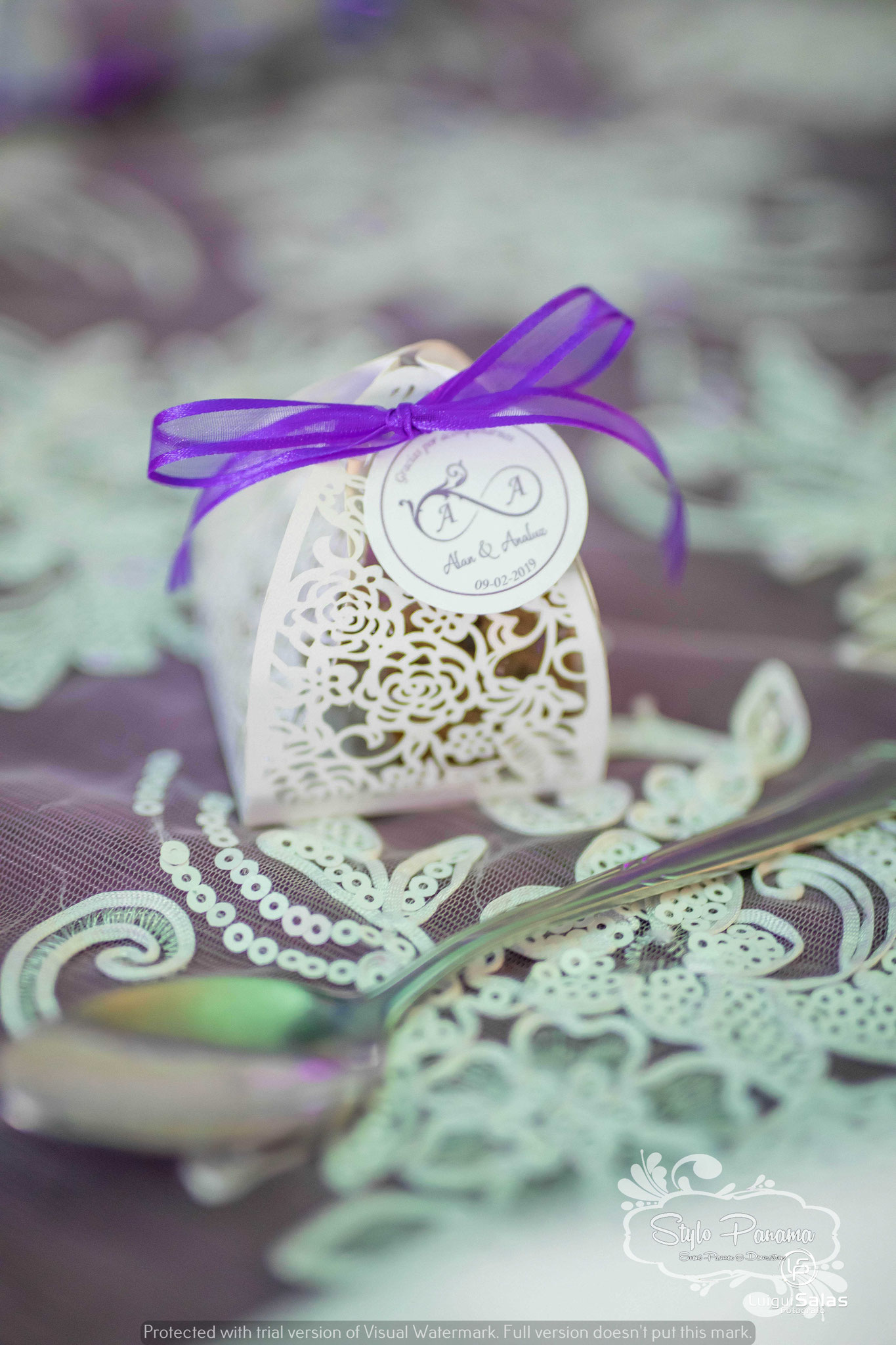 Cajita personalizada con el tema de la boda rellena de un bocado del dulce de bodas