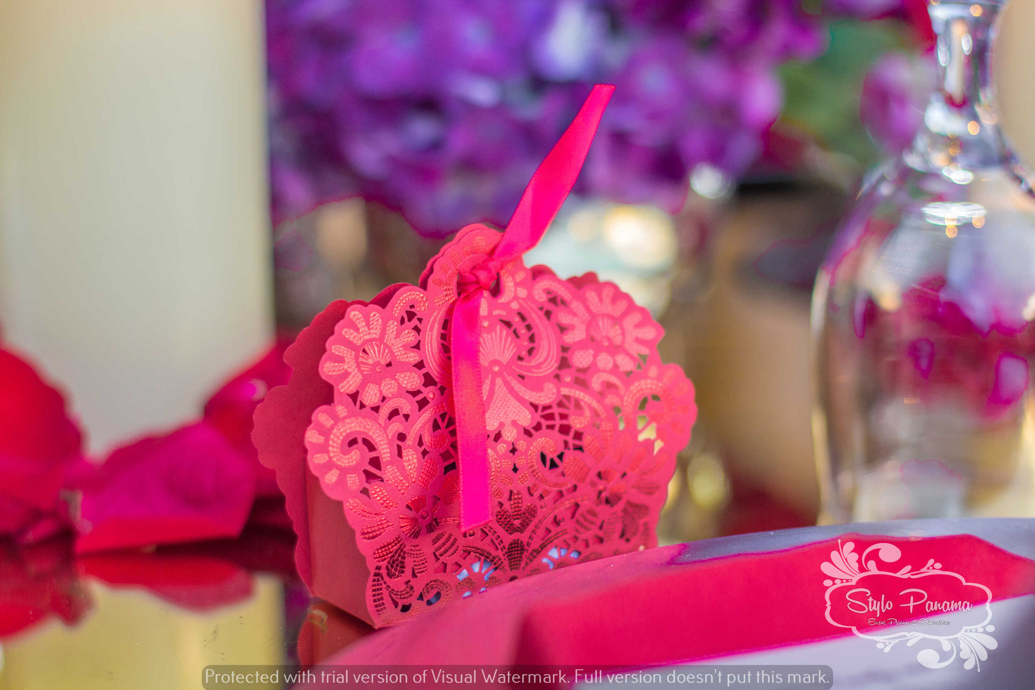 Cajitas del color de la boda, relleno con chocolates o almendras