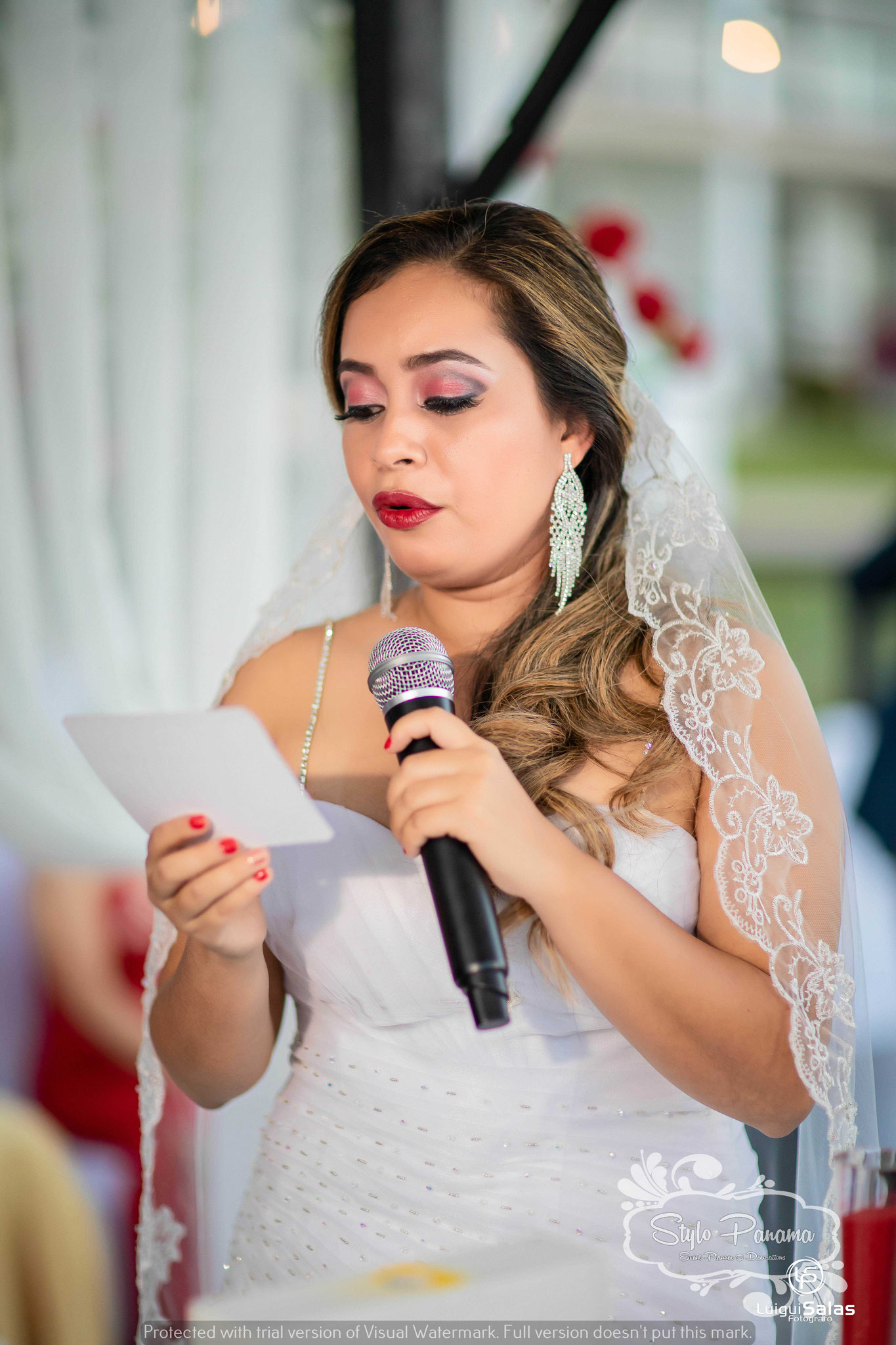 Momento en que la novia lee el significado de su color