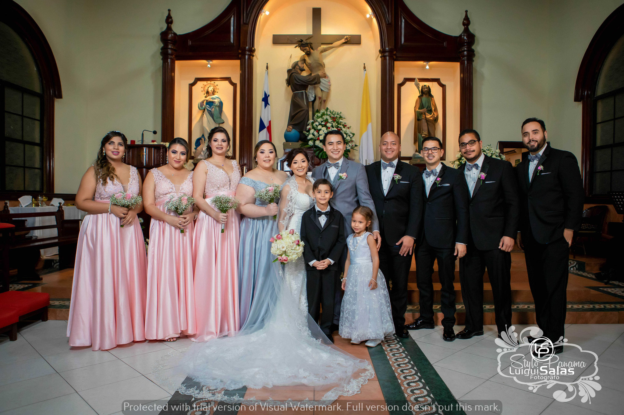 12. Esposos con la Dama de honor y cortejo de damas, caballeros y niños