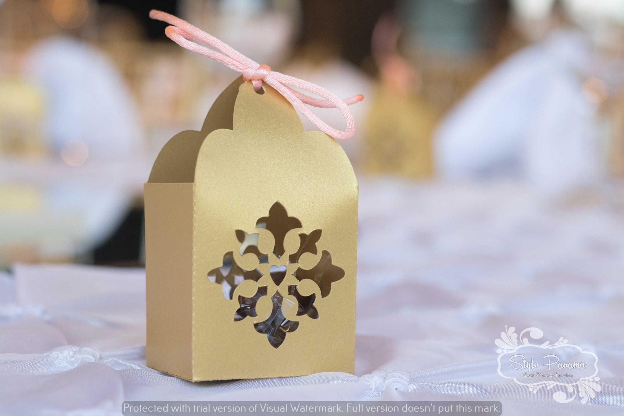 Cajita personalizada con el tema de la boda rellena de un bocado del dulce de bodas