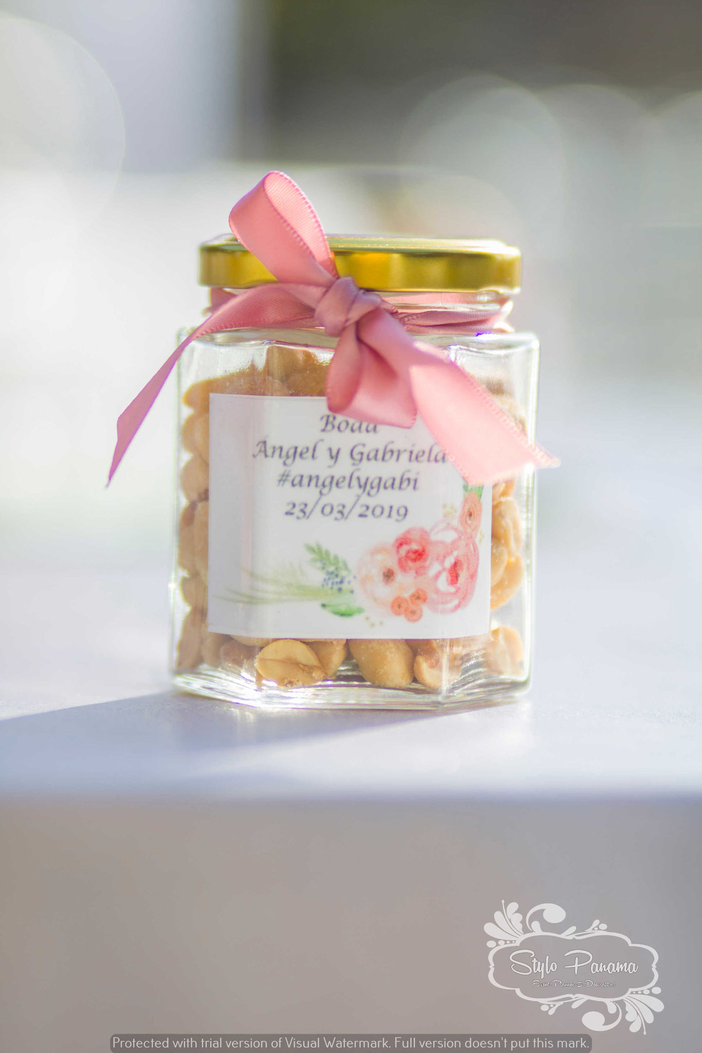 Mini masón jar relleno de maní, con etiqueta personalizada de la boda