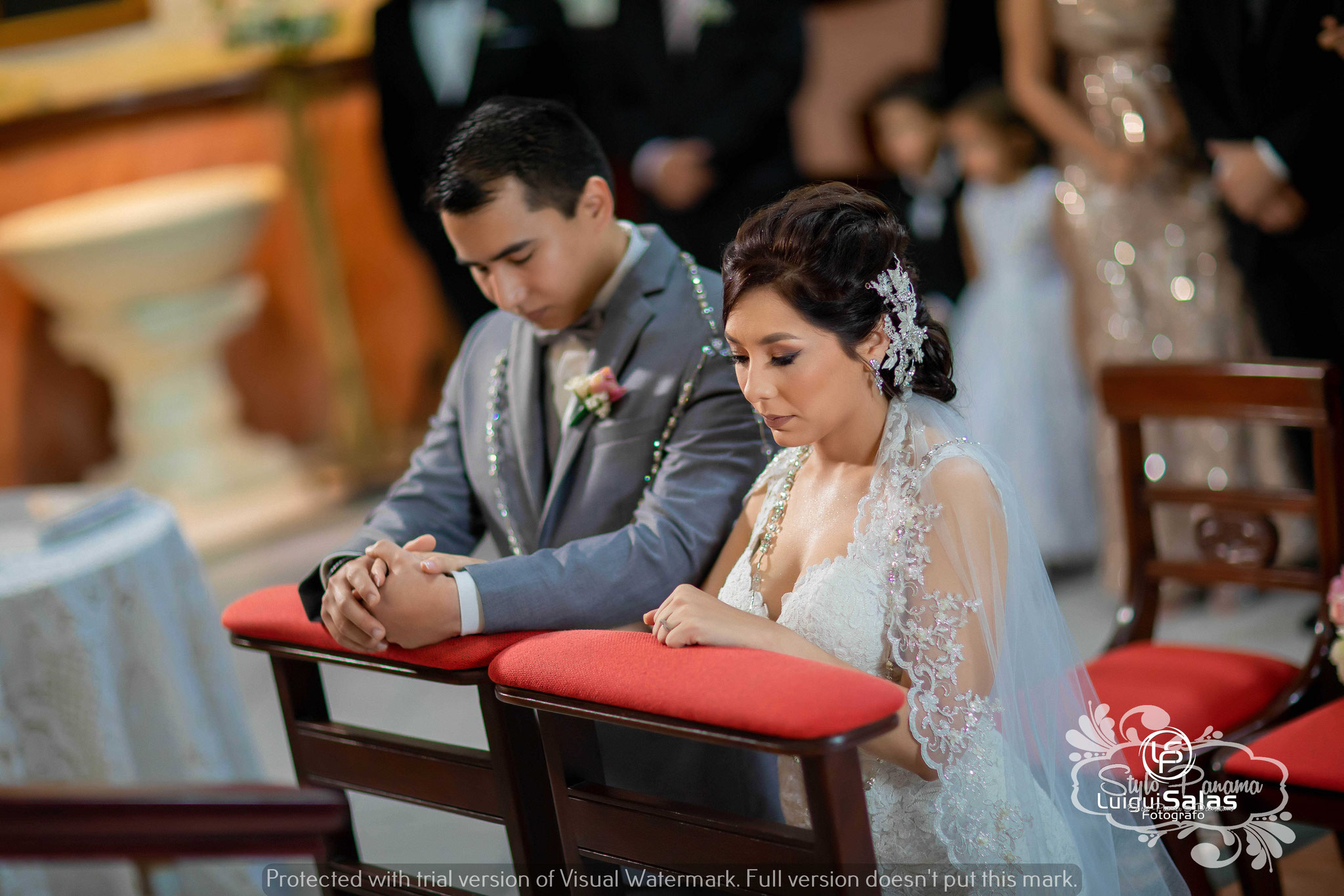4. Los novios continuan la ceremonia con el lazo de unión puesto