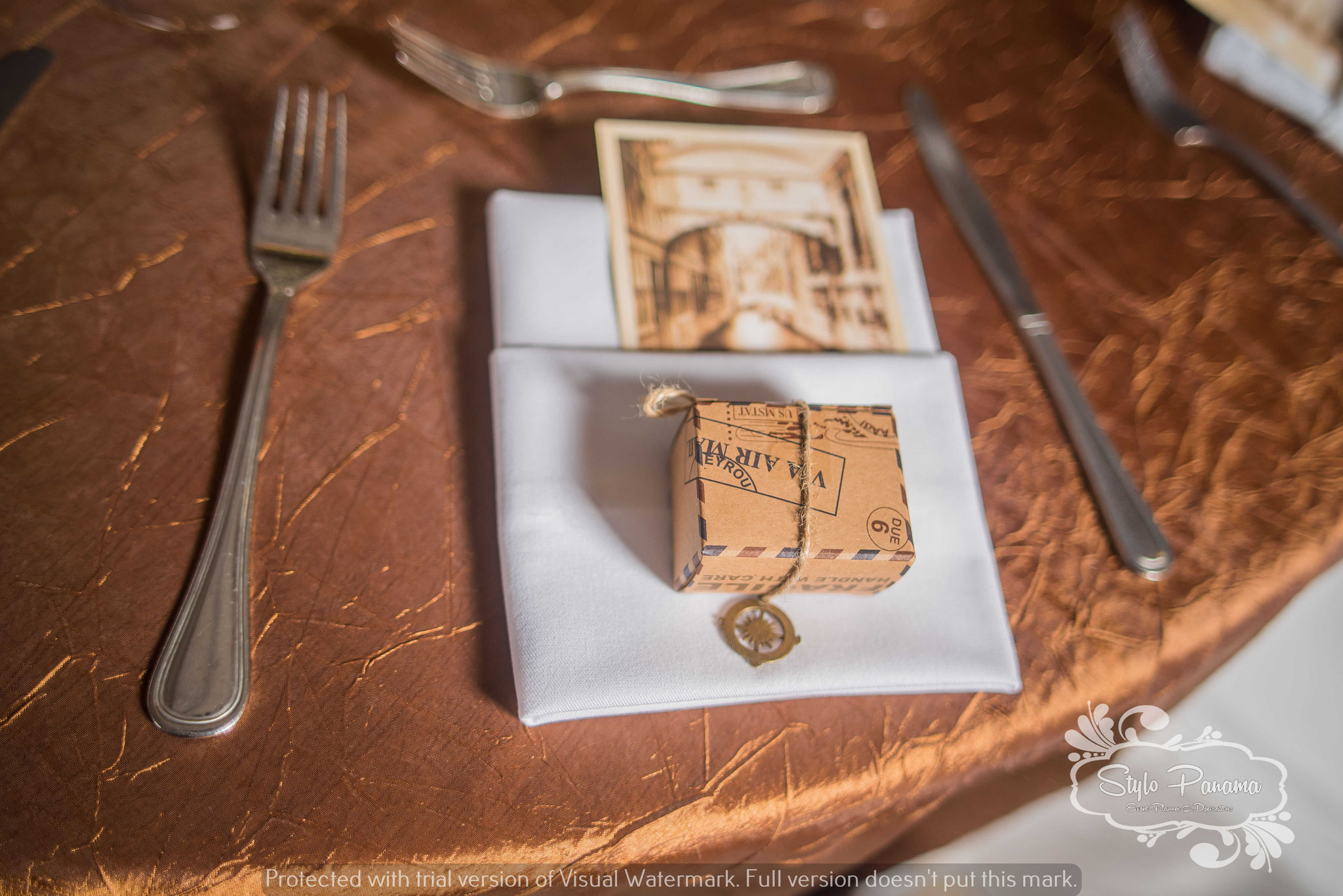 Cajita de maleta viajera de acuerdo al tema de la boda rellena de chocolate