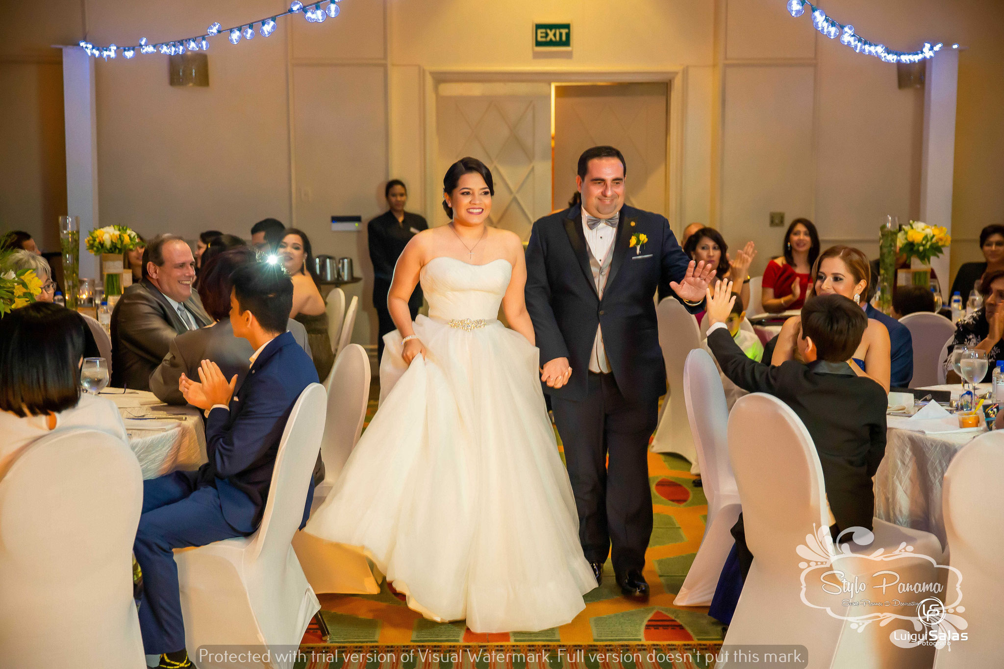 19. Entrada de los novios solos al salón sin cortejo