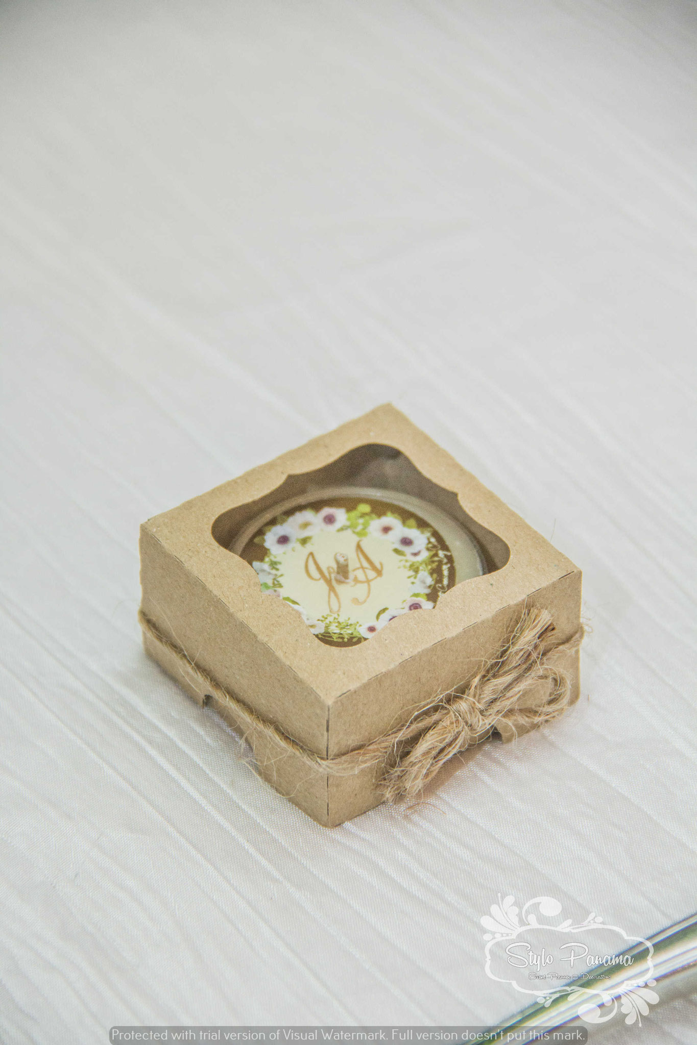Mini velas aromatizadas personalizadas con el monograma de la boda