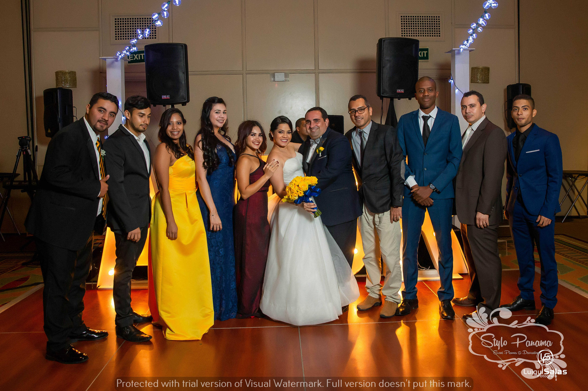 6. Foto de grupo completo de una mesa junto a los esposos