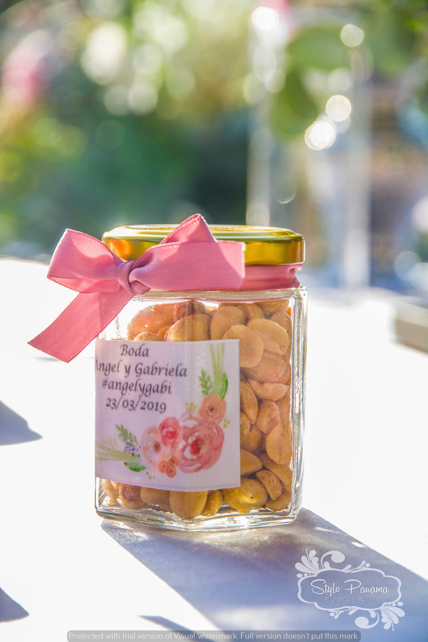 Mini masón jar relleno de maní, con etiqueta personalizada de la boda