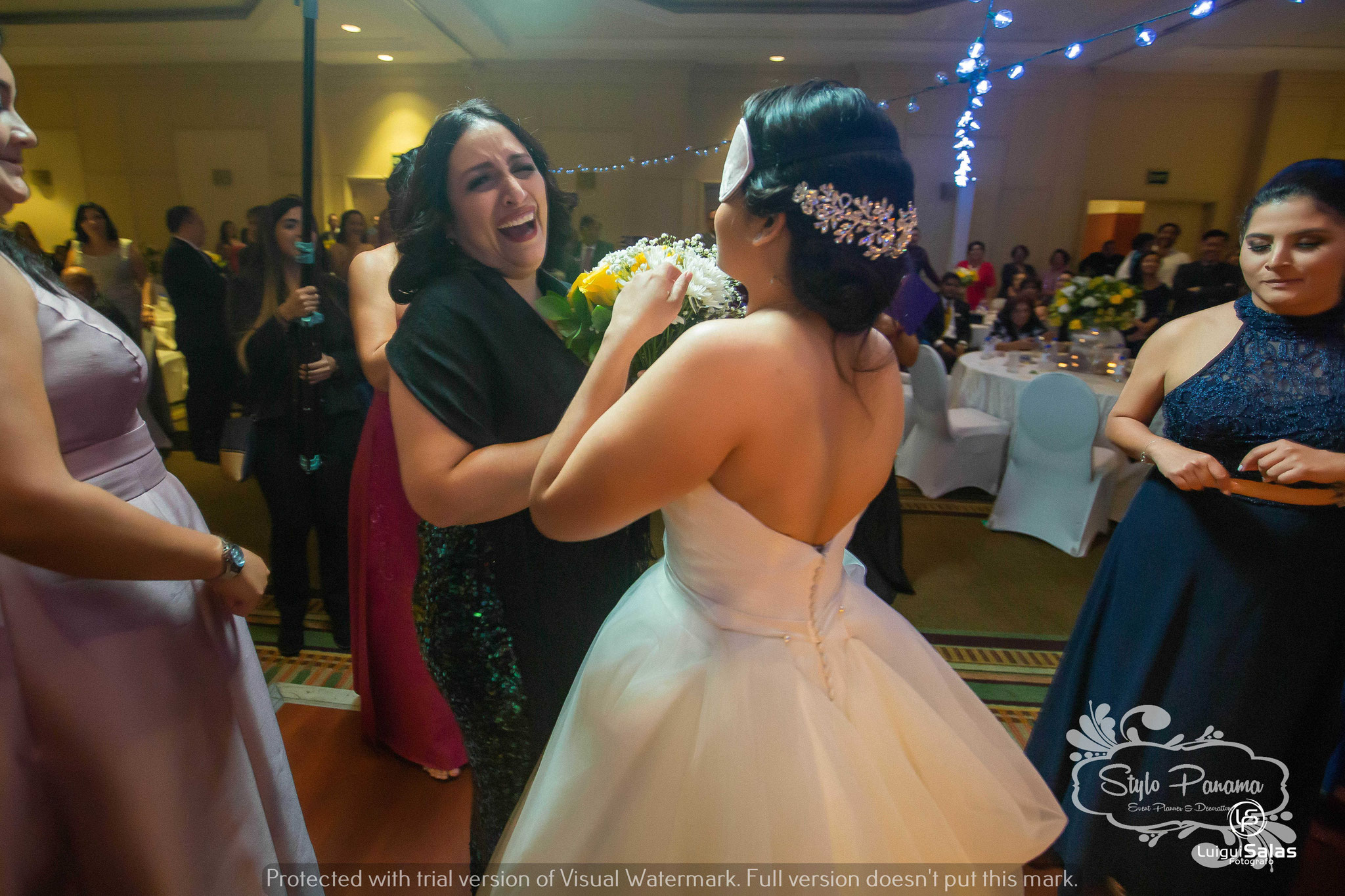13. Al parar la música la novia se dirige a una soltera sin saber quien es