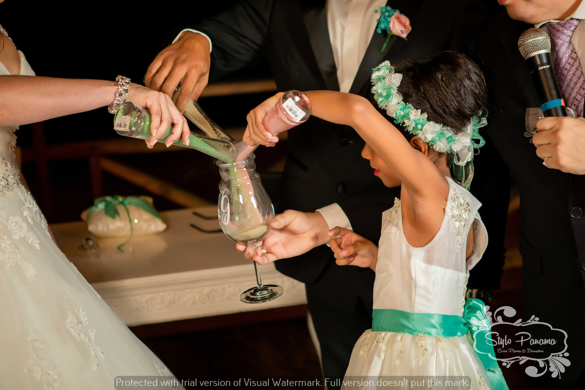 Hija de los novios participando en el rito matrimonial