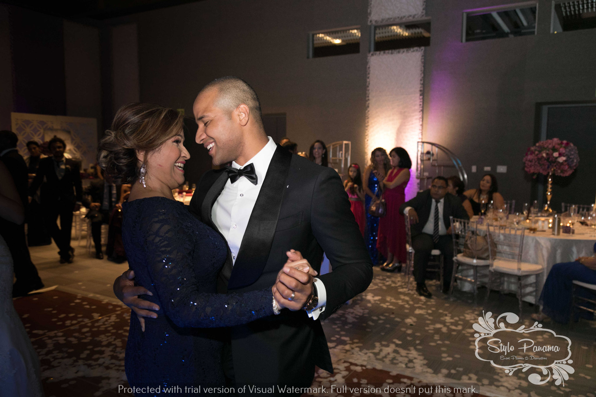 3. El novio baila con su mamá
