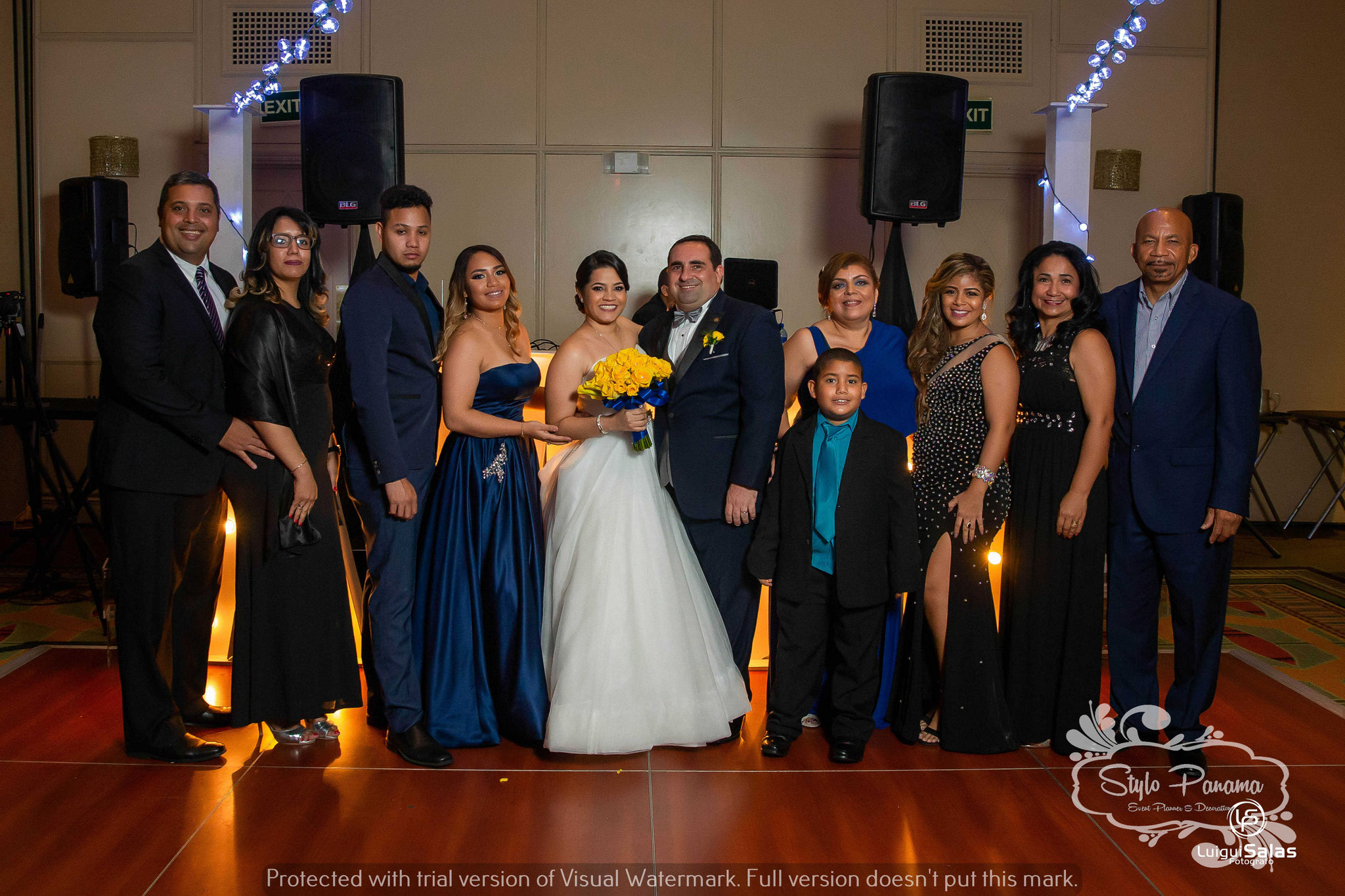 10. Foto de grupo completo de una mesa junto a los esposos