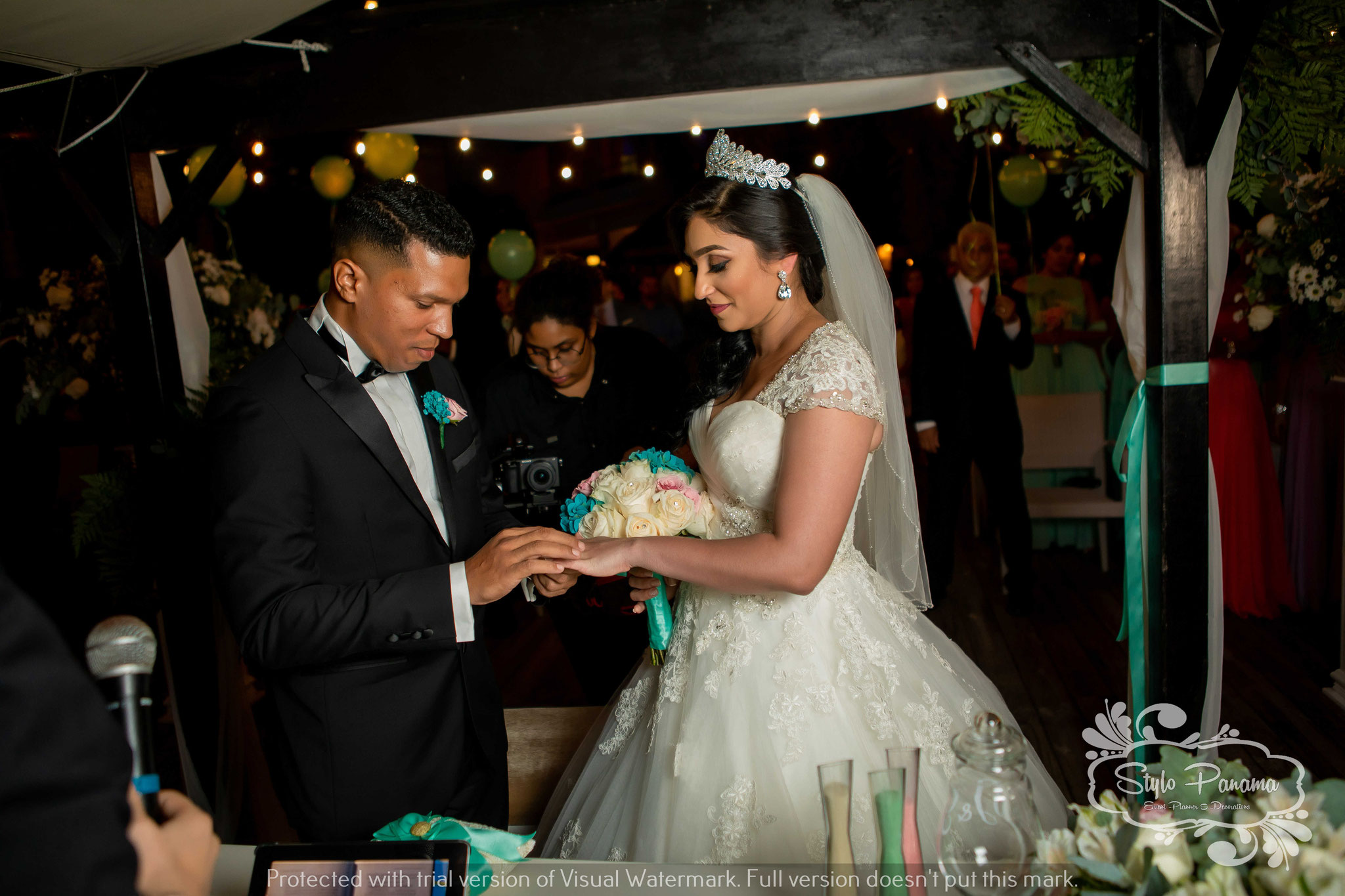 5. Novio colocando el anillo a la novia