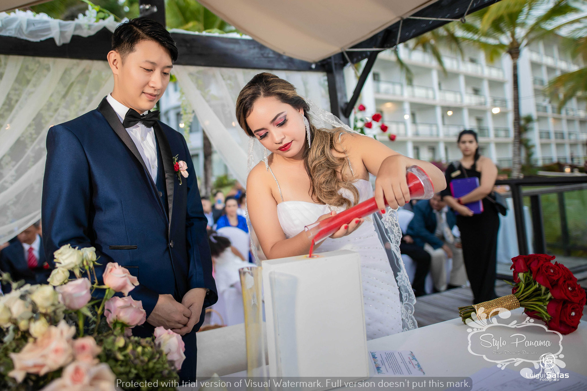 Vierte su arena para unirla con el de su futuro esposo