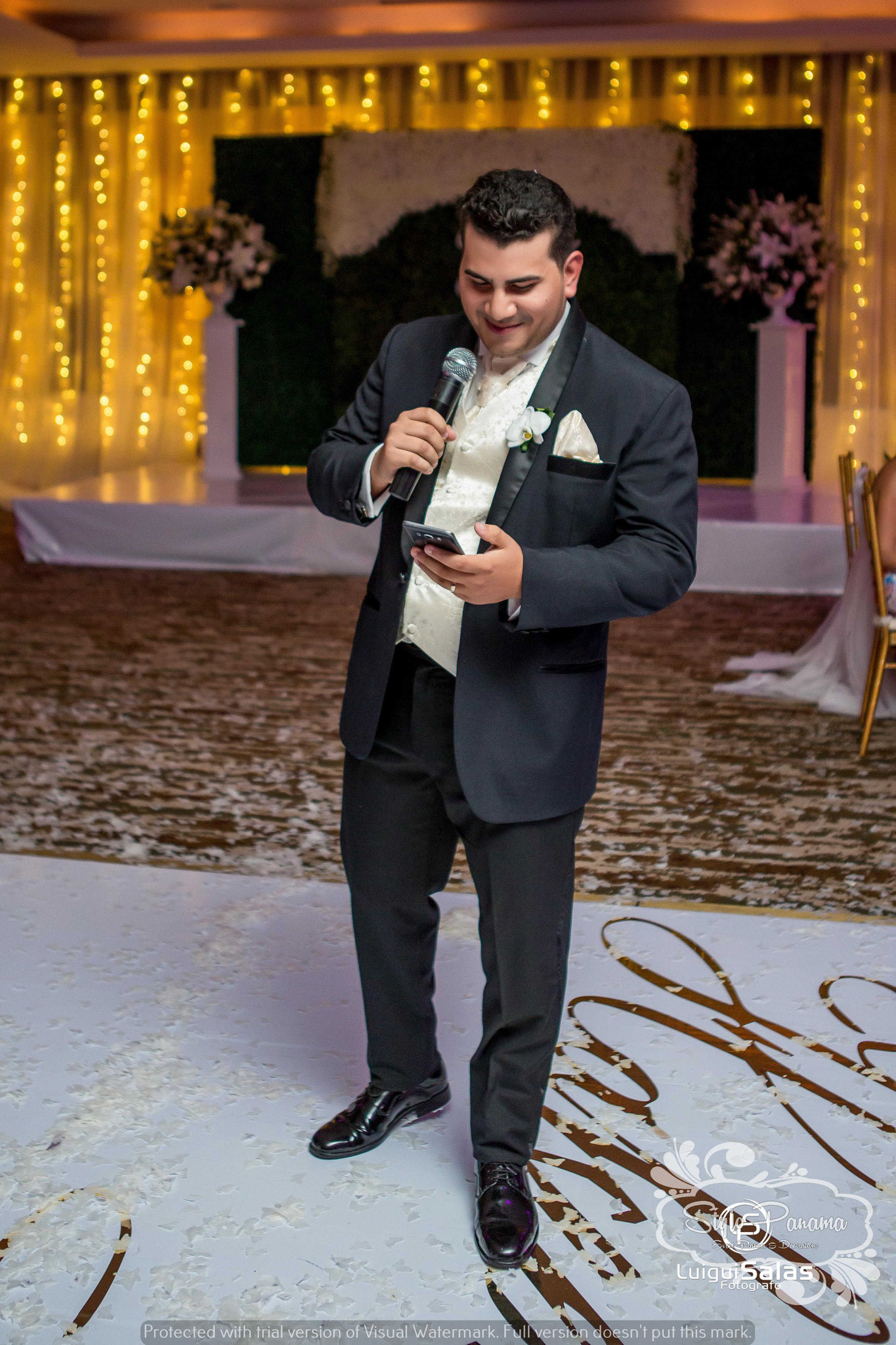 9. Finalizo el novio dando un speech 