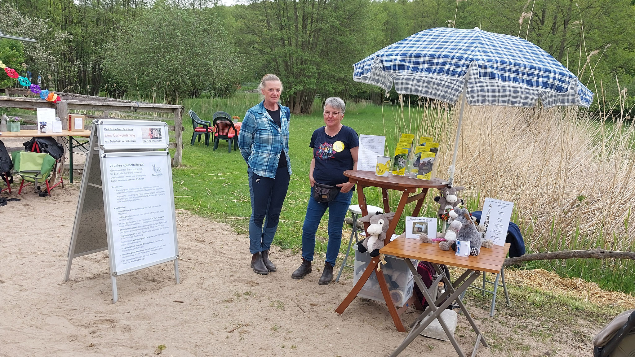 Am Stand der Noteselhilfe