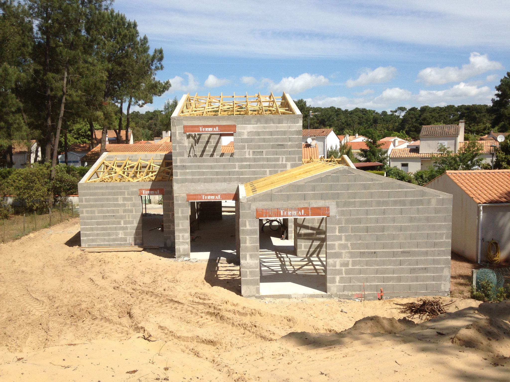 Construction d'un petit château sur le sable à  La Tranche sur mer 