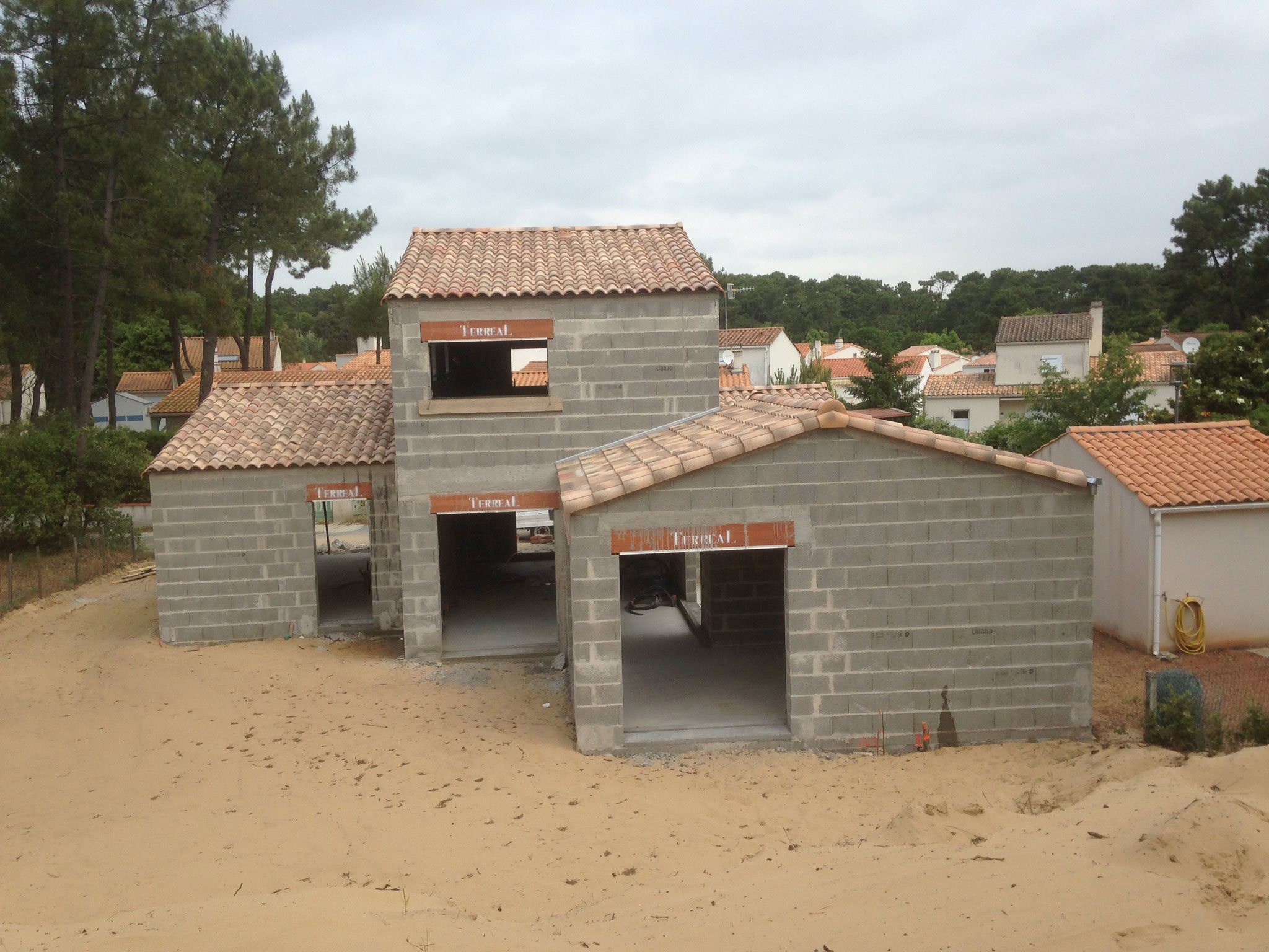 Construction d'un petit château sur le sable à  La Tranche sur mer 