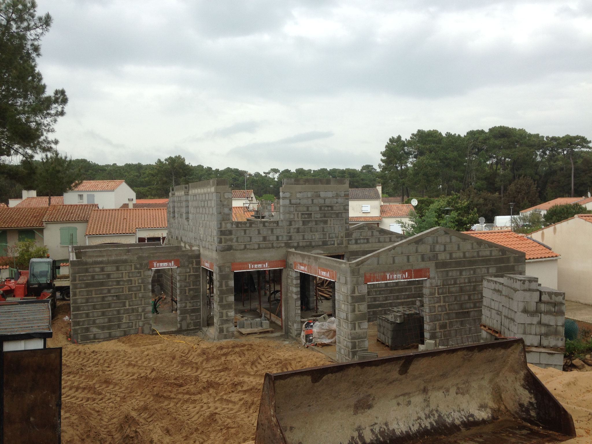 Construction d'un petit château sur le sable à  La Tranche sur mer 