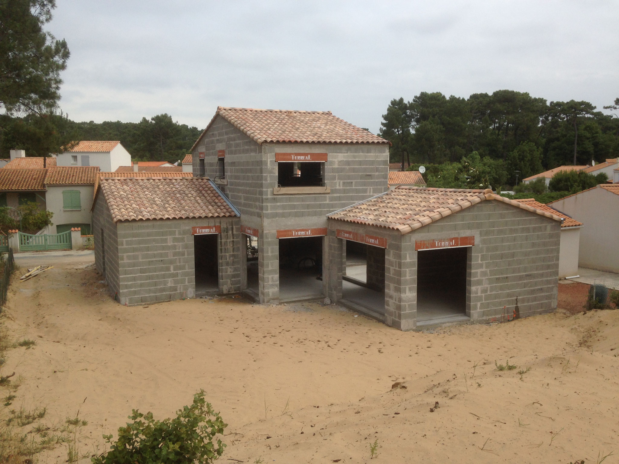 Construction d'un petit château sur le sable à  La Tranche sur mer 