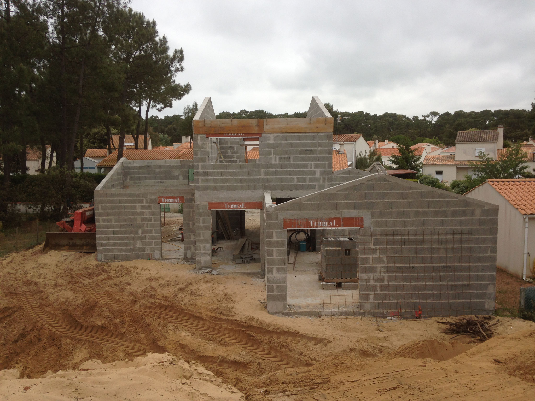 Construction d'un petit château sur le sable à  La Tranche sur mer 