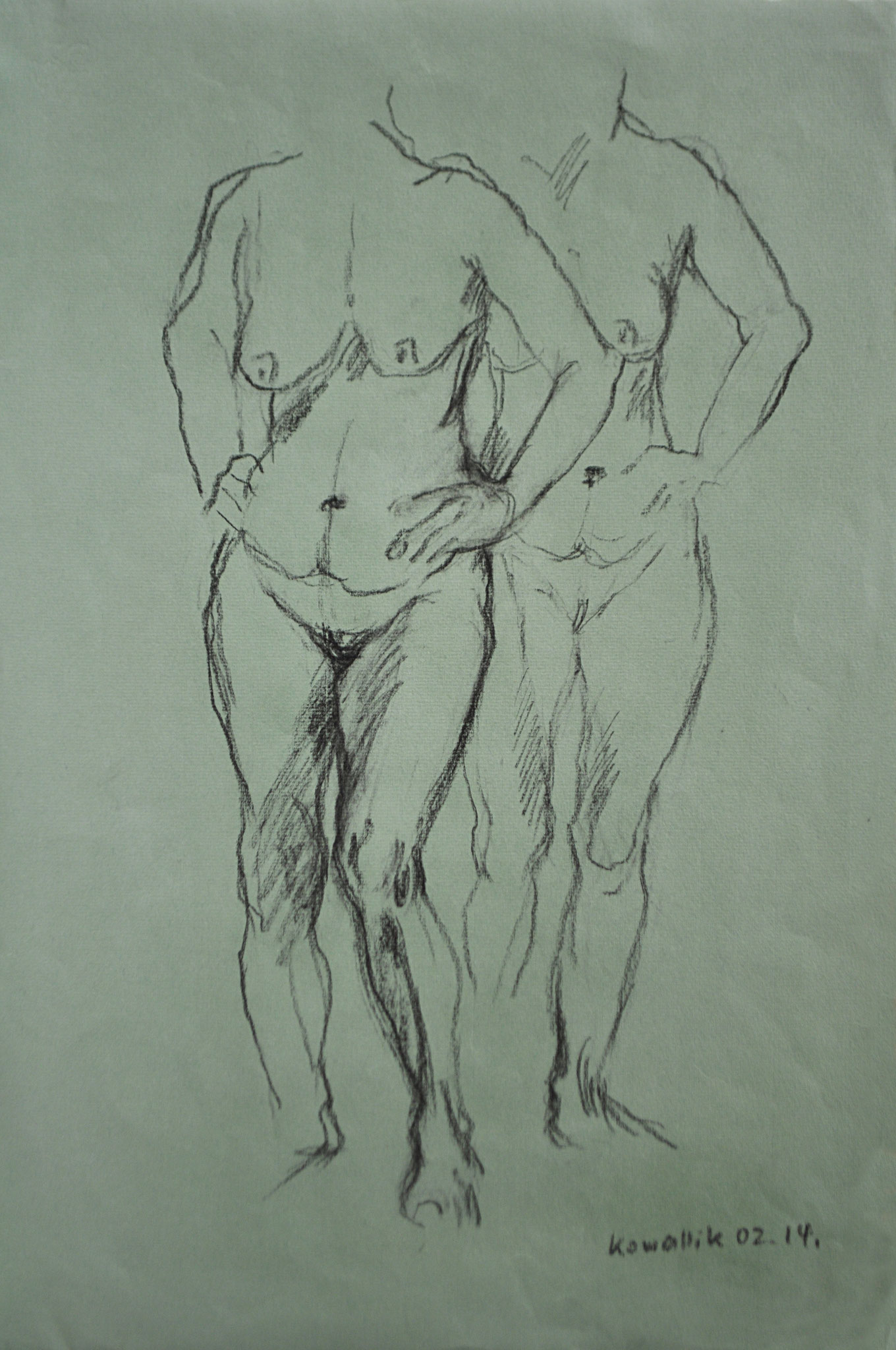 2 Frauen stehend. Kohlezeichnung auf grünlichem Ingrespapier, 2014. Format: 32 x 49 cm