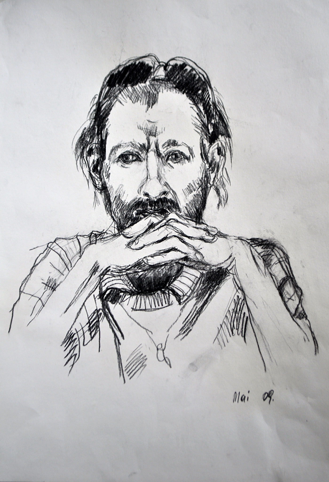 Junger Mann die Ellbogen aufstützend. Kohlezeichnung auf Zeichenpapier, 2009. 42 x 59 cm
