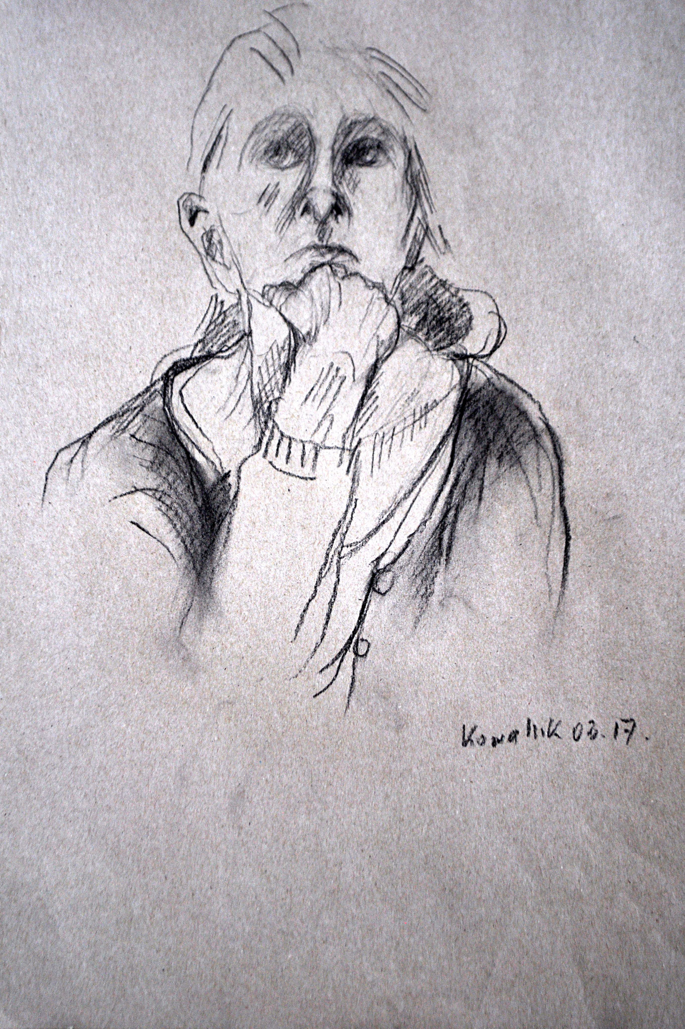Frauenkopf frontal mit Hand am Kinn. Kohlezeichnung auf Packpapier, 2017. 30 x 42 cm