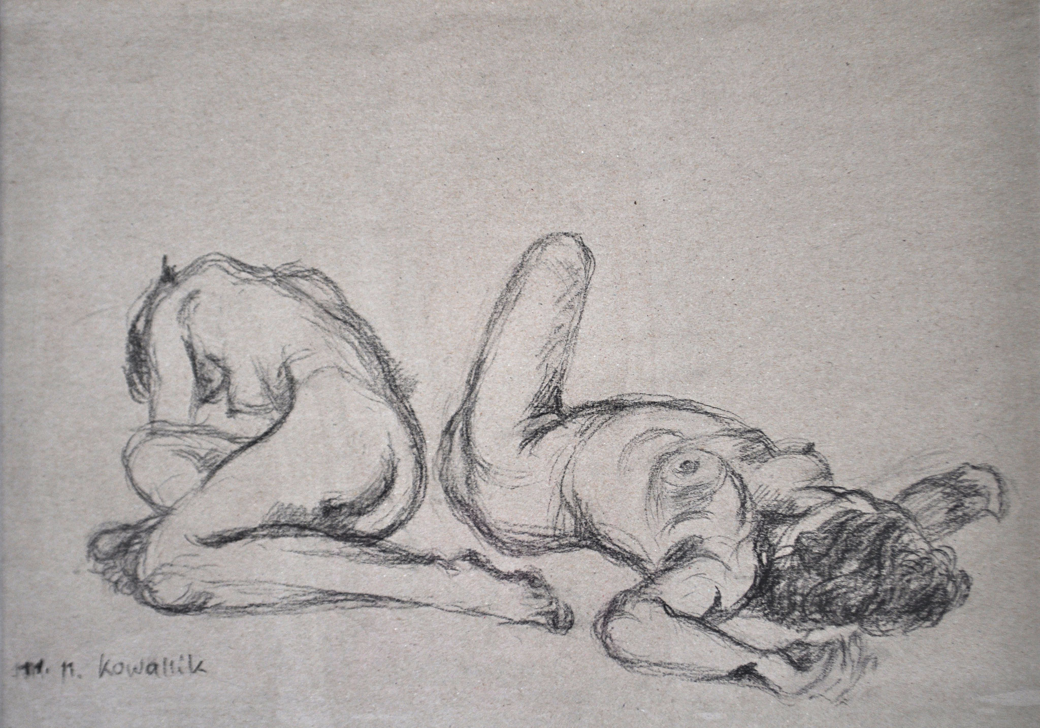 Eine am Rücken liegende und eine nach vorne gebeugte Frau. Kohle auf Packpapier, 2010. Format: 38 x 28 cm