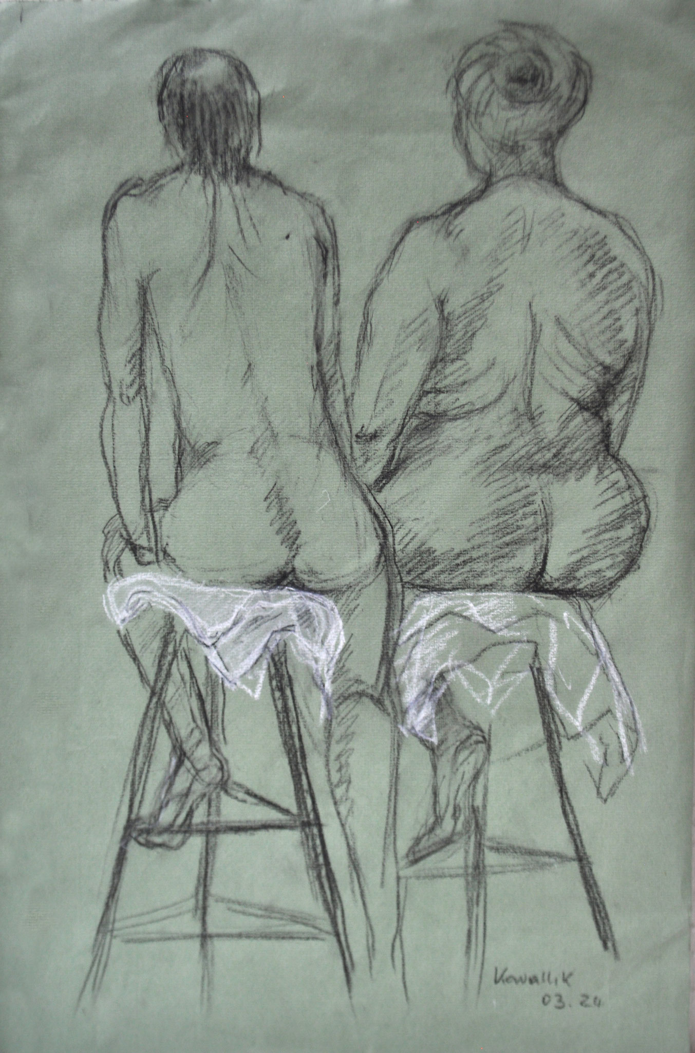 2 Rückenakte sitzend. Kohlezeichnung auf grünem Japanpapier, 2024. Format: 31 x 48 cm