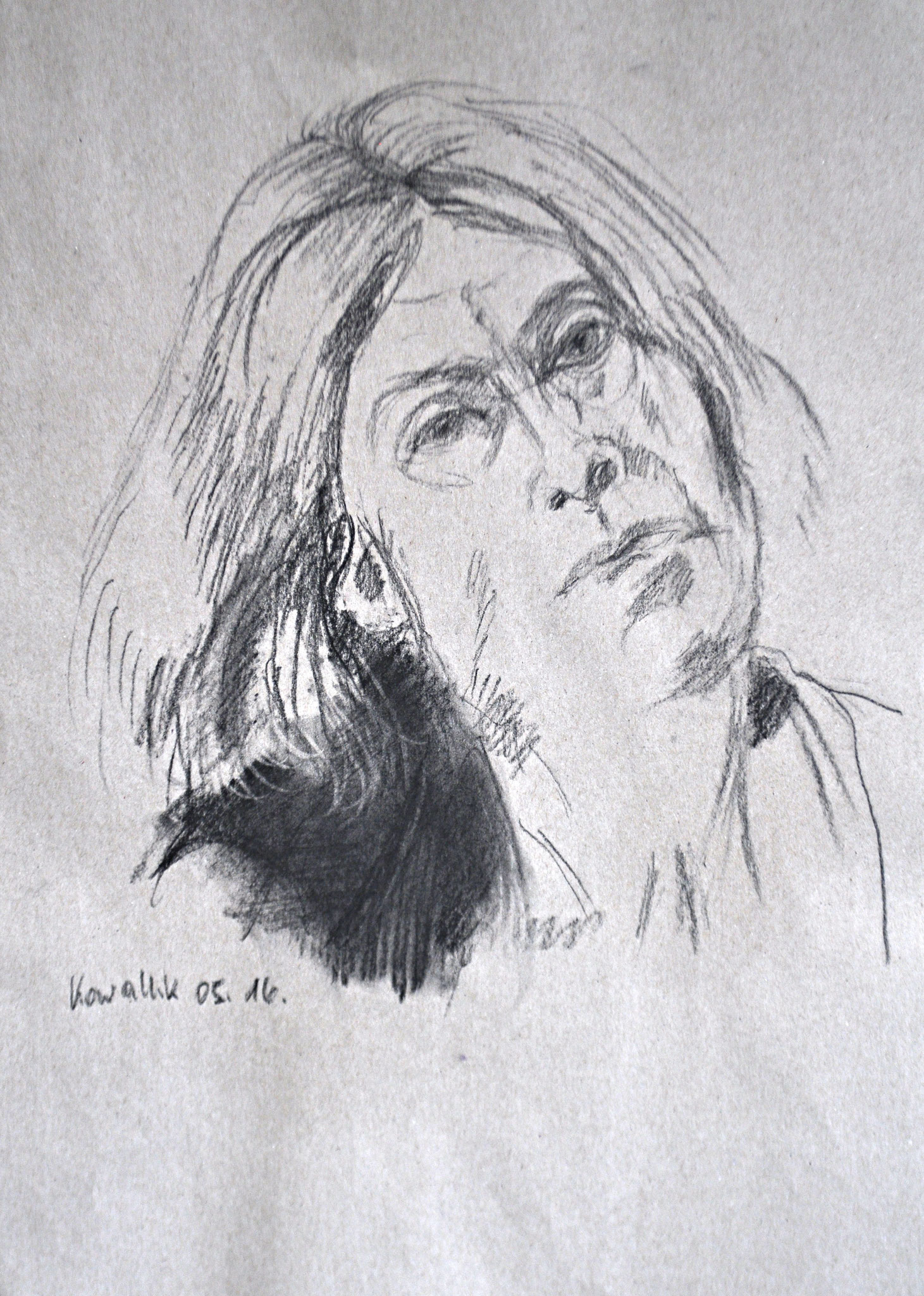 Frauenkopf nach rechts geneigt. Kohlezeichnung auf Packpapier, 2016. Format: 30 x 42 cm