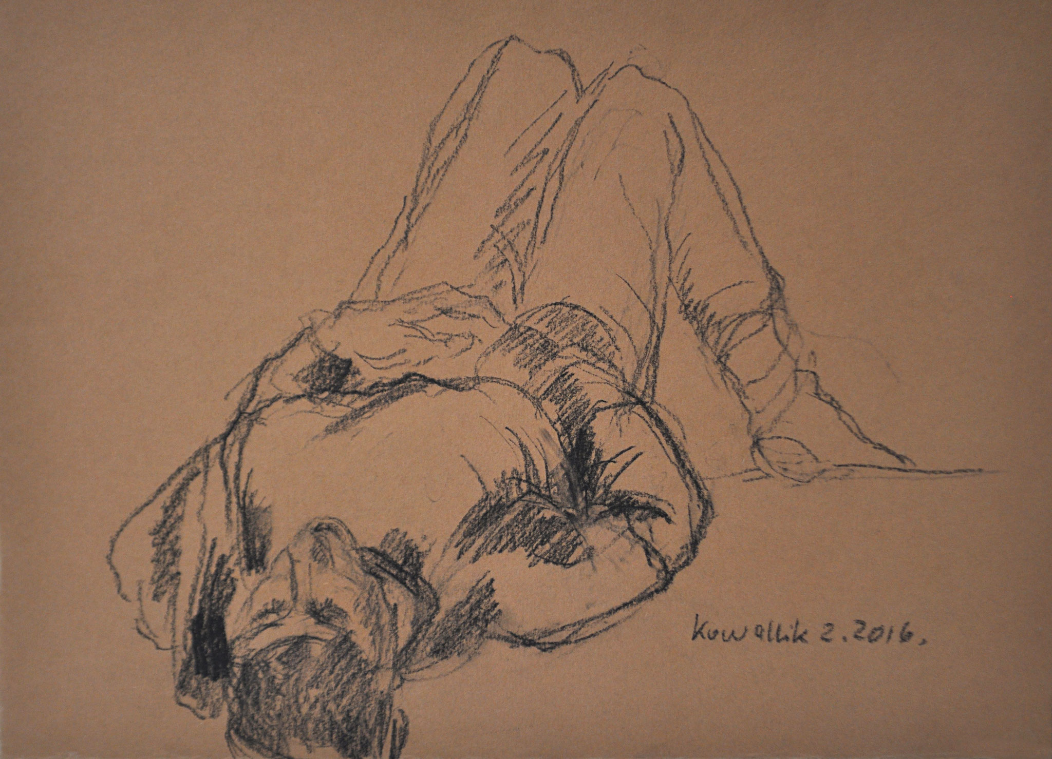 Frau auf Rücken liegend. Kohlezeichnung auf bräunlichem Malkarton, 2016. Format: 35 x 25 cm
