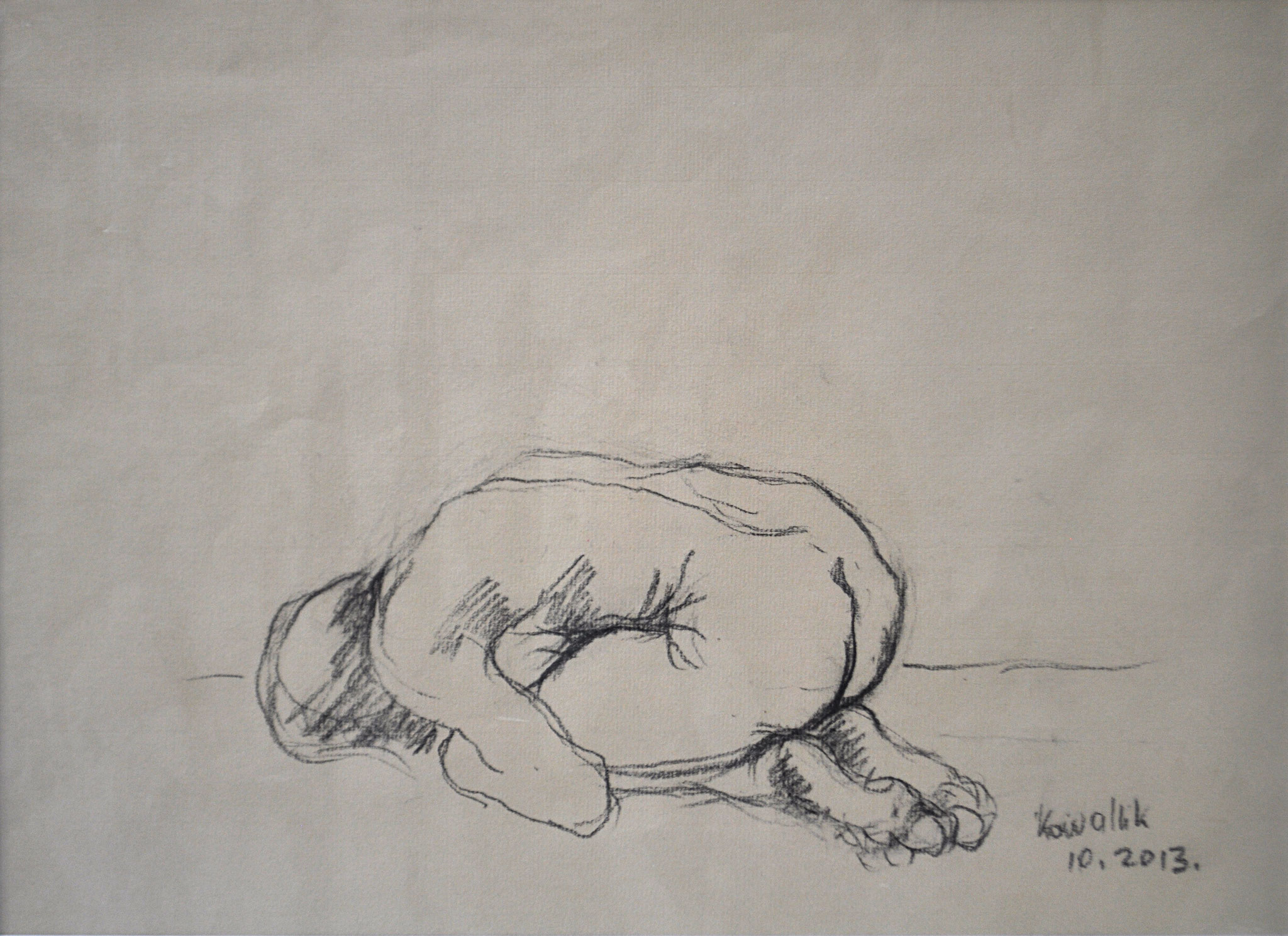 Weiblicher Akt kauernd. Kohlezeichnung auf getöntem Ingrespapier, 2013. Format: 39 x 28 cm