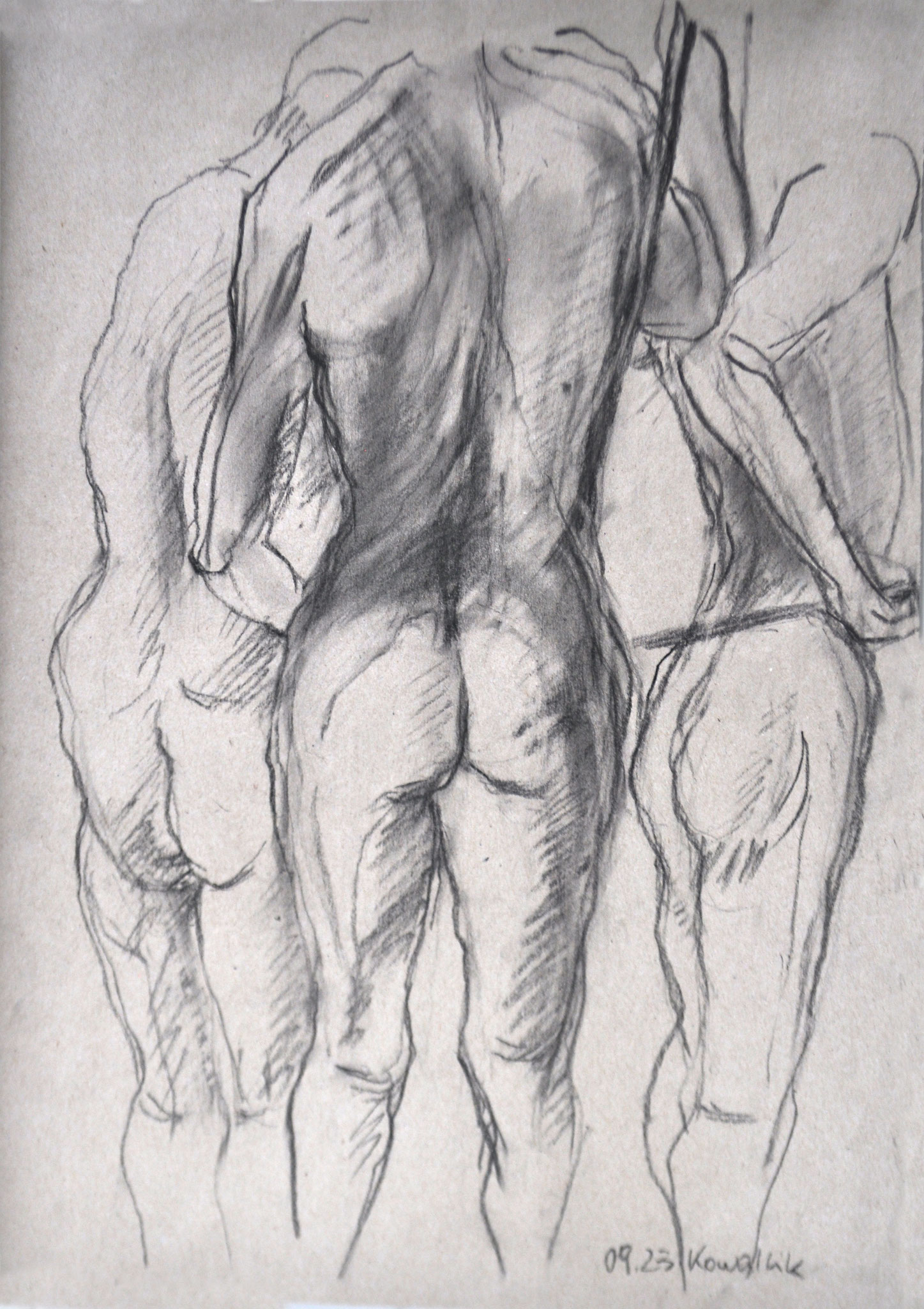 3 Rückenakte stehend. Kohle auf Packpapier, 2023. Format: 24,5 x 42 cm
