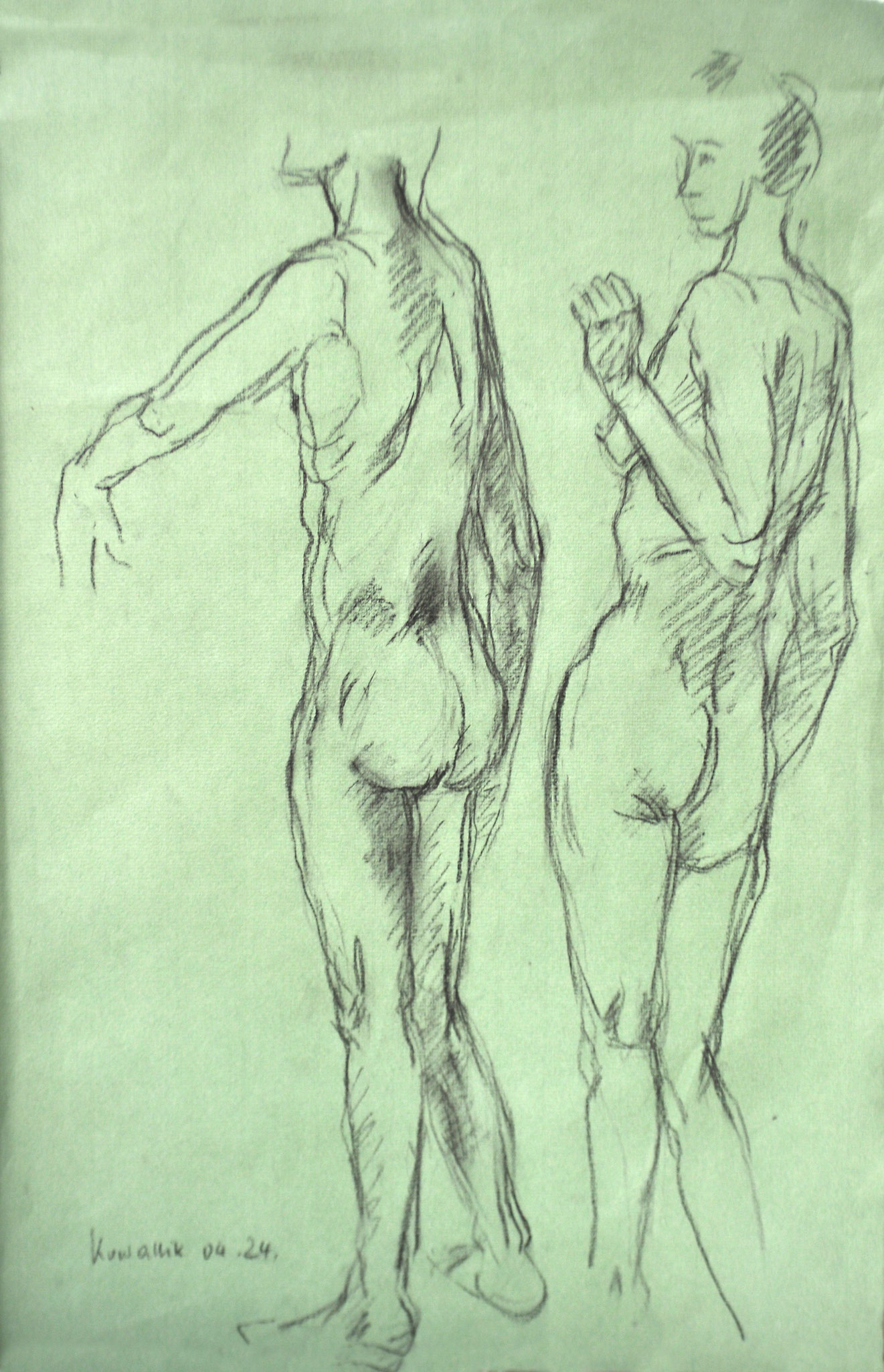 2 stehende Akte. Kohlezeichnung auf grünem Japanpapier, 2024. Format: 31 x 48 cm