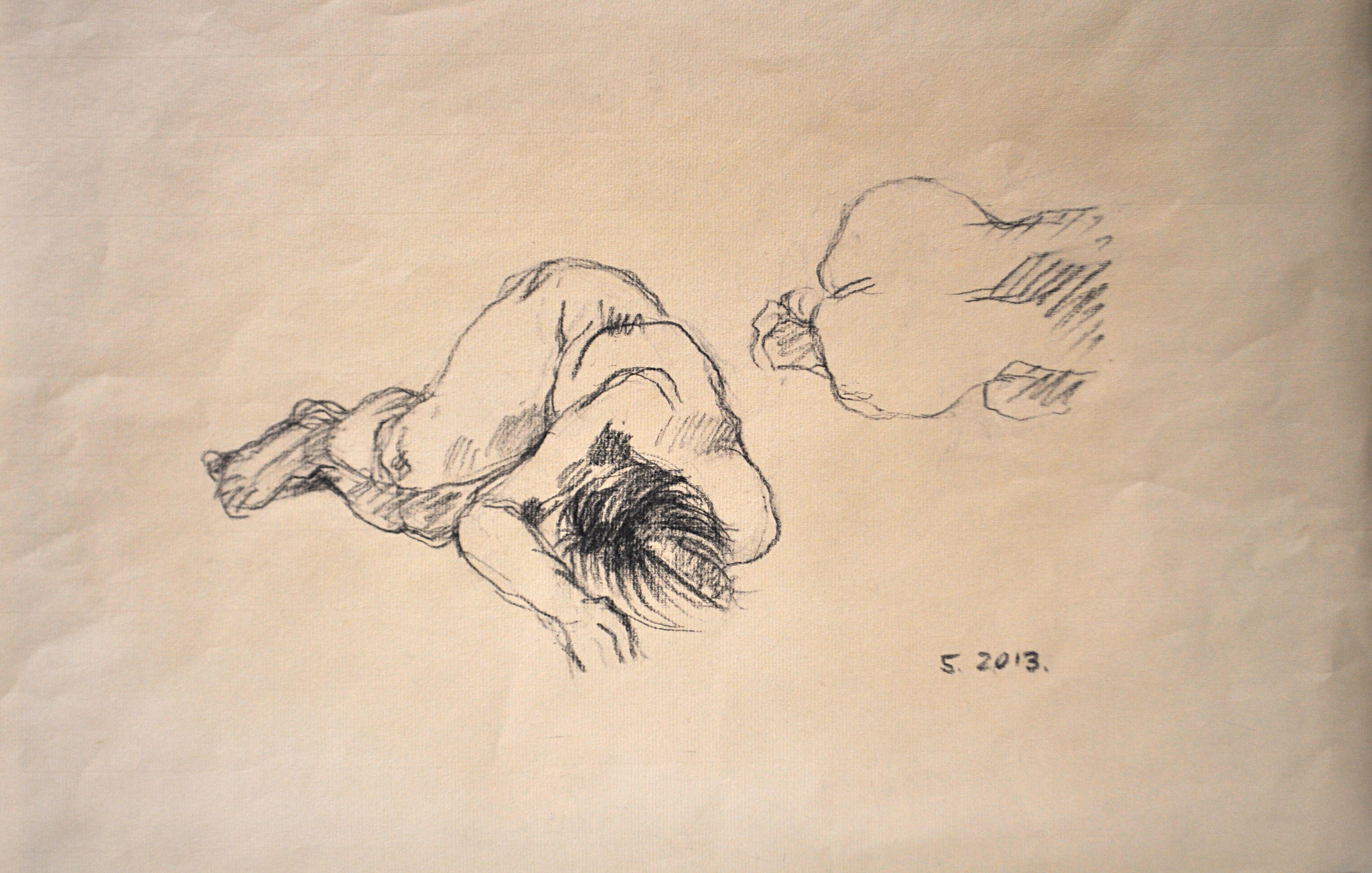 Liegender Akt mit Spiegelung. Kohlezeichnung auf getöntem Ingrespapier, 2013. Format: 41 x 27 cm 