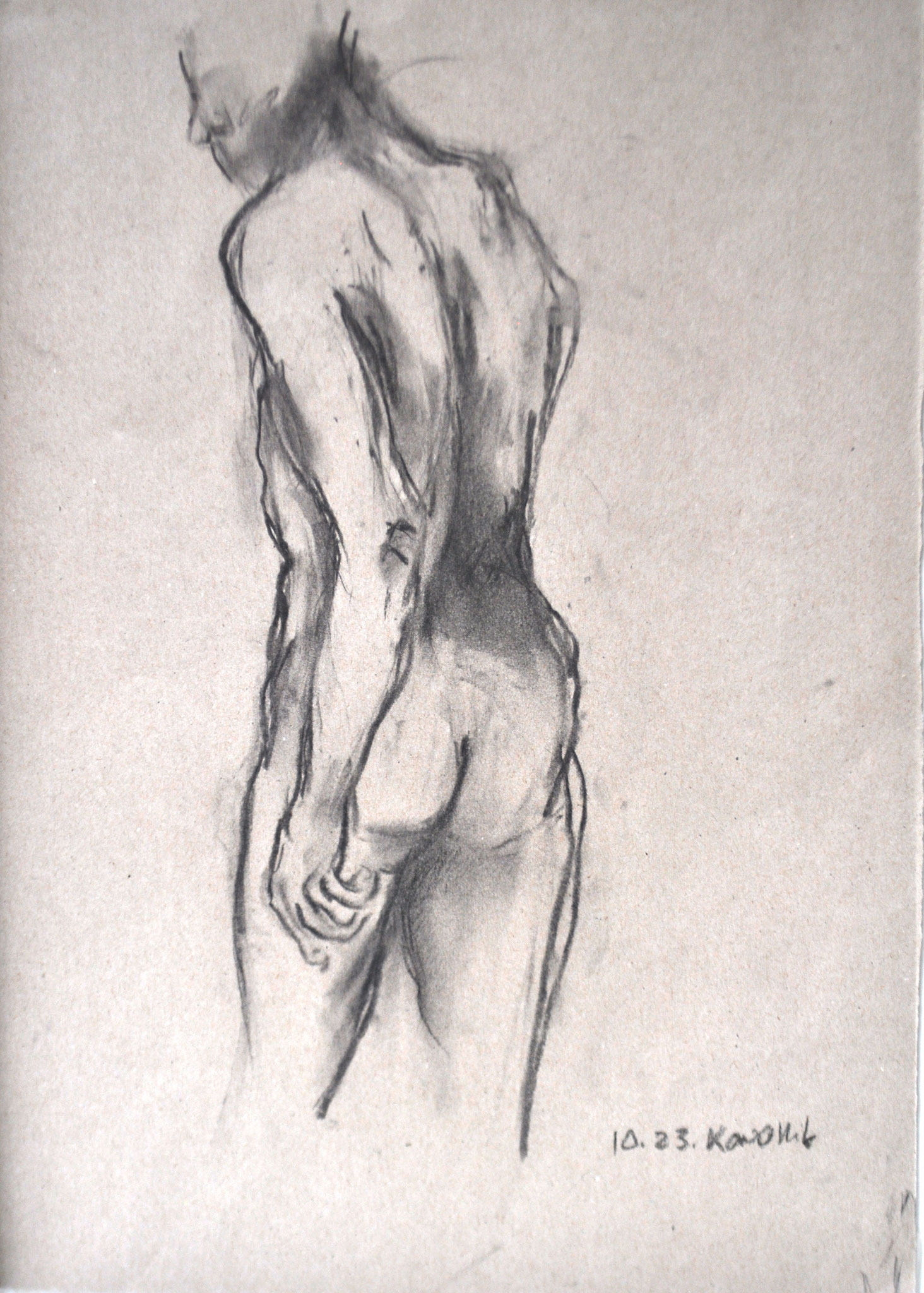 Männlicher Rückenakt. Kohle auf Packpapier, 2023. Format: 29 x 42 cm