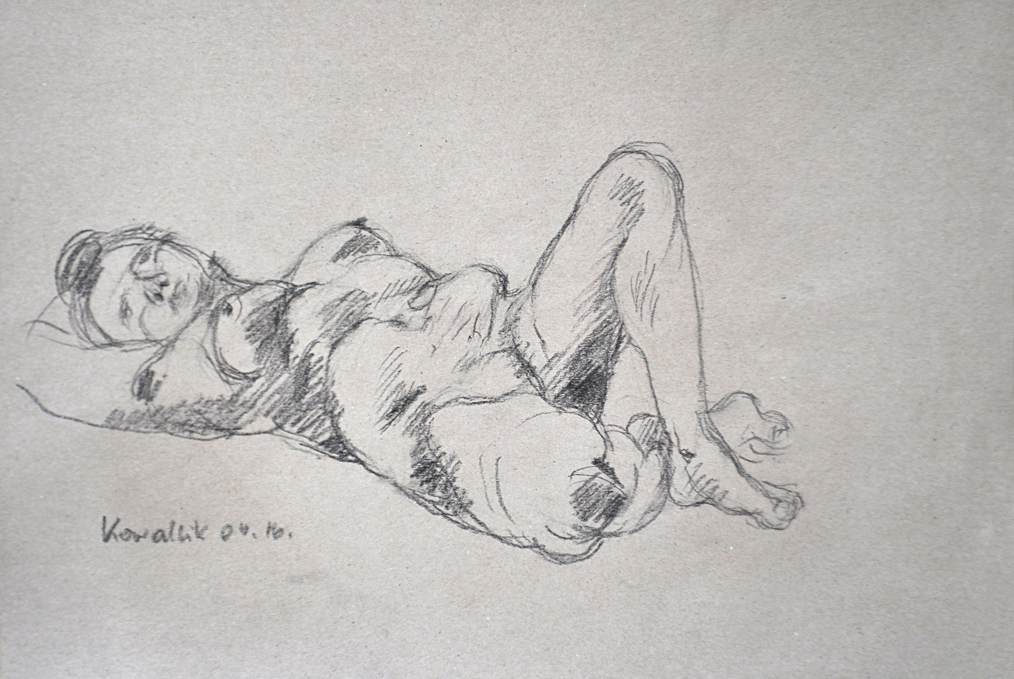 Akt liegend. Kohlezeichnung auf Packpapier, 2016. Format: 42 x 29,5 cm
