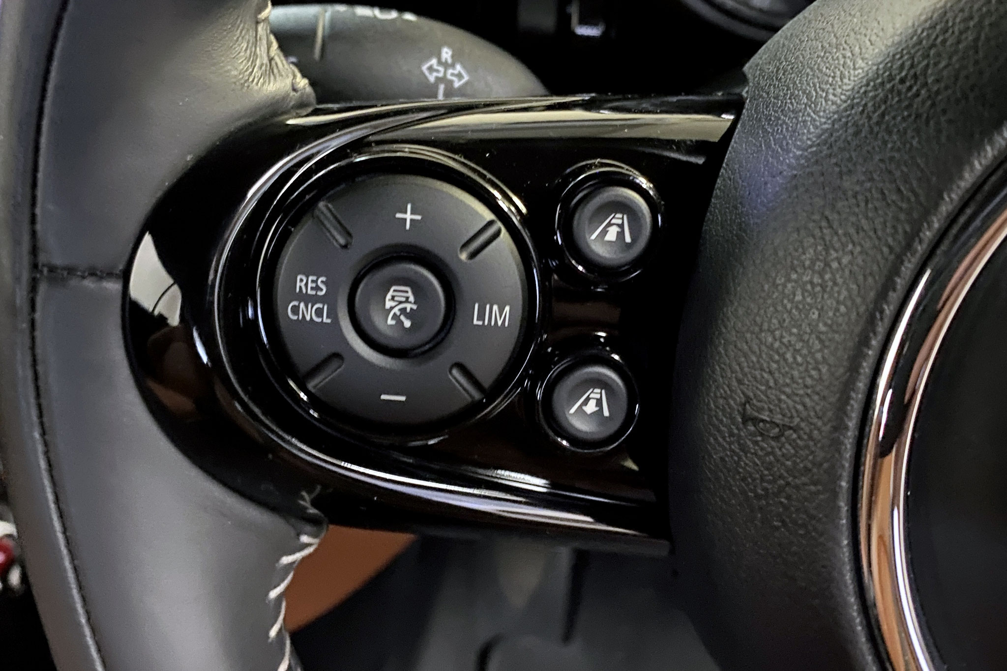 Bmwミニ F57 クーパー 純正アクティブクルーズコントロール Acc 後付け Carplay有効化 Bmw ベンツ アウディ Vw ポルシェなどのコーディング 純正オプション後付 各種自動車部品取付販売