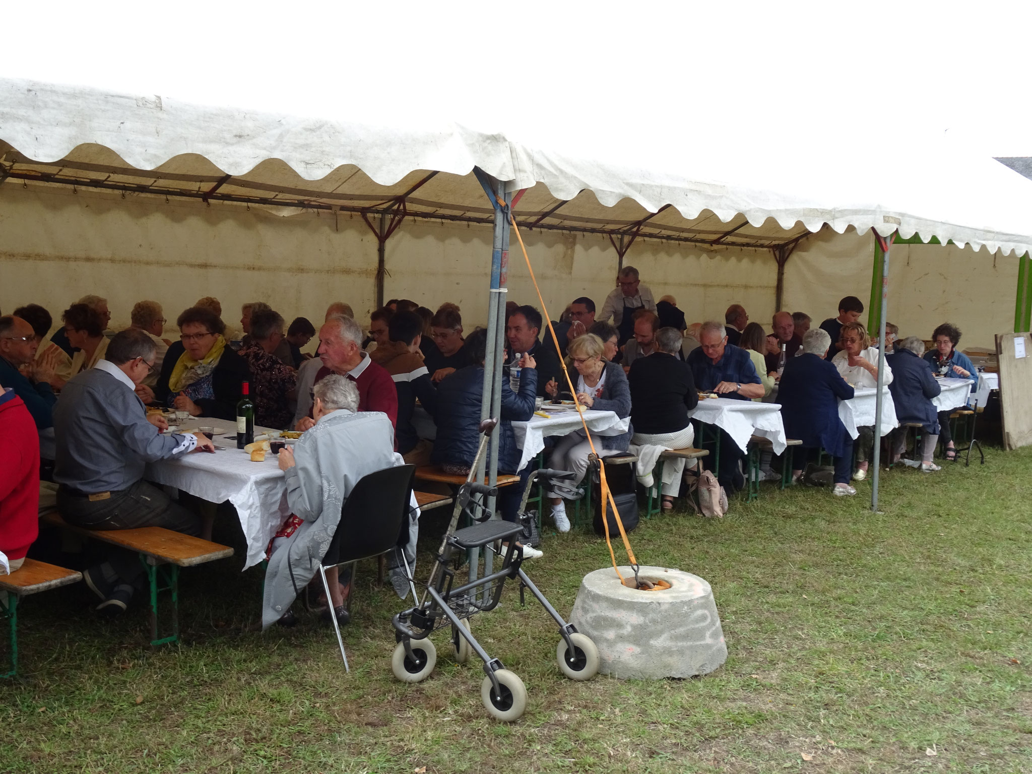 Le repas sous chapiteau