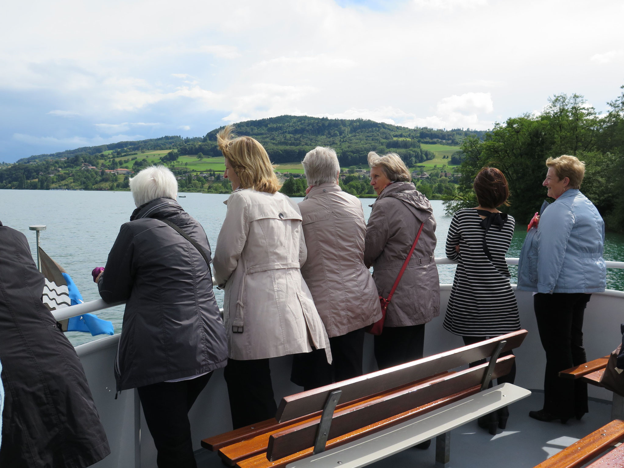 Die Frisuren der Damen werden getestet.