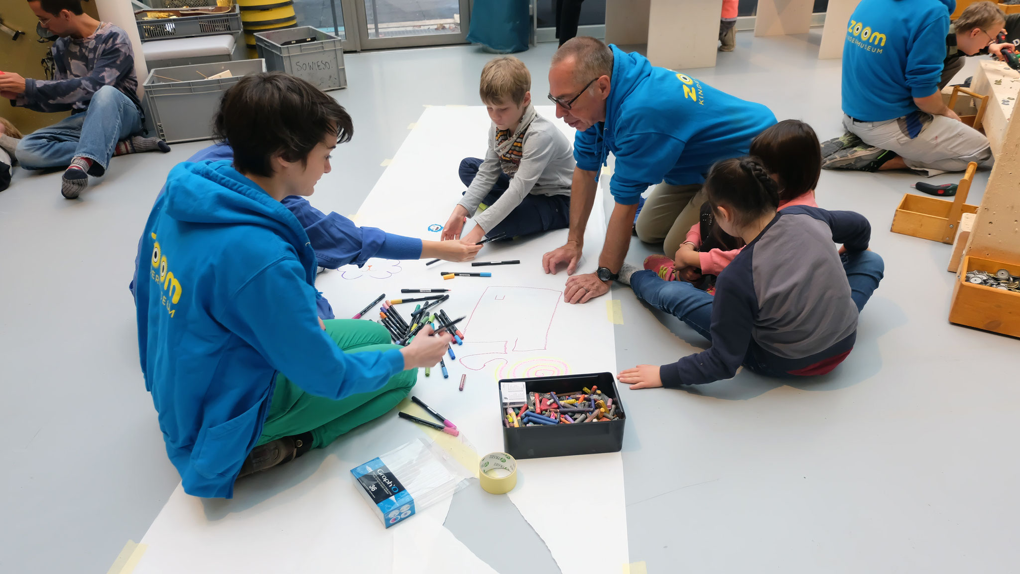 Kinder am Boden arbeitend