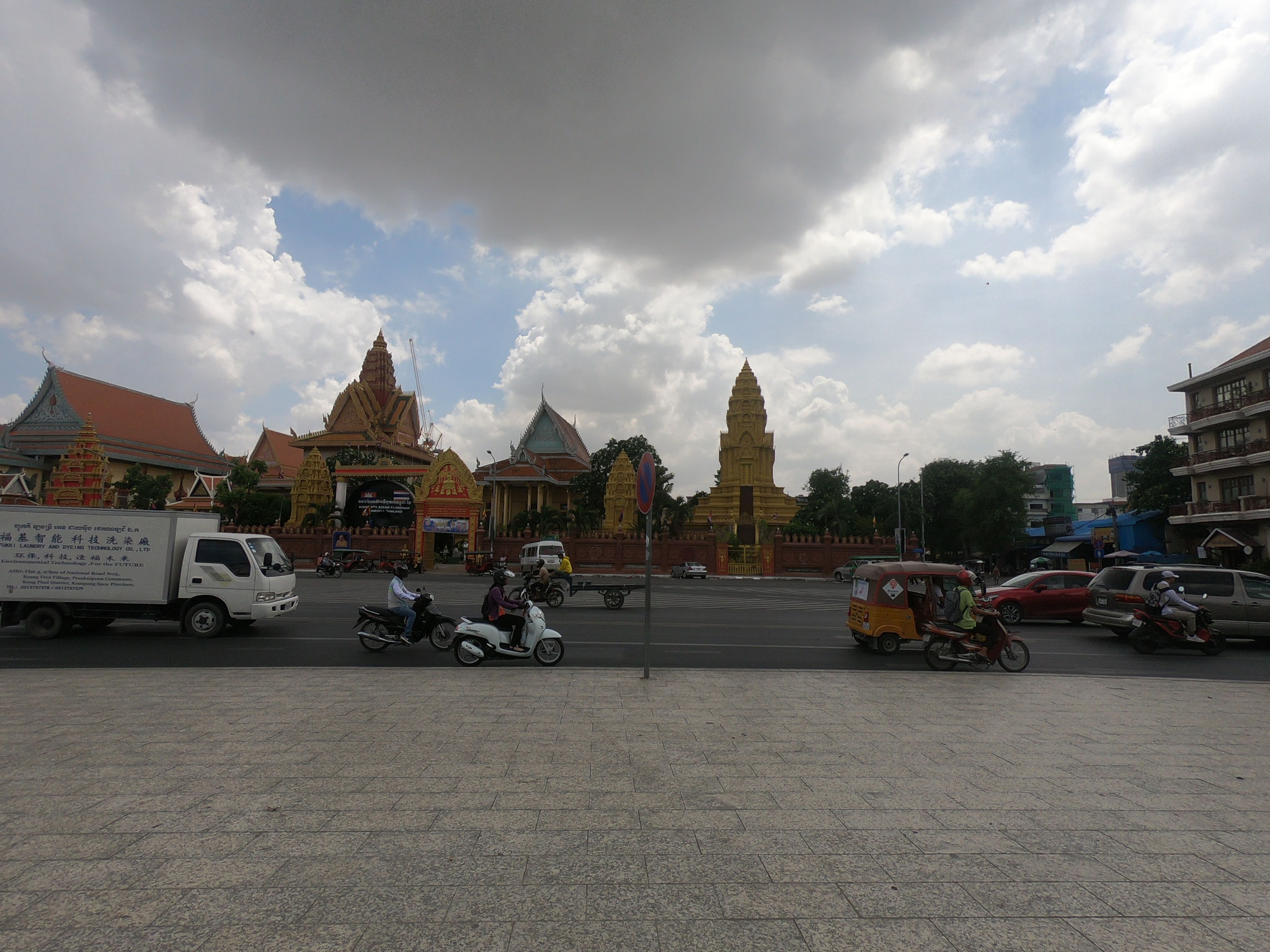 Eine der vielen Tempel in Phnom Penh. In der Nähe des Königspalasts