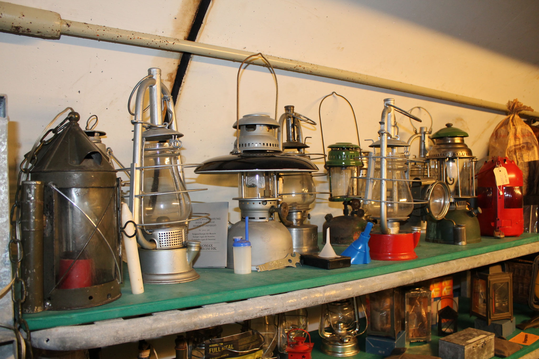 Teil der Lampensammlung der Schweizer Armee