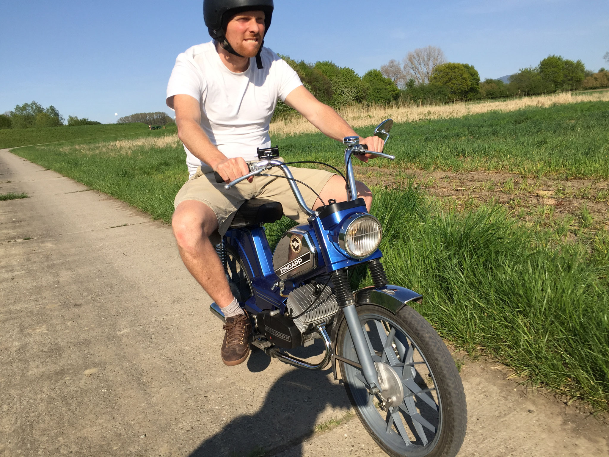 Endlich mal eim richtiges Moped, anstatt des gewohnten Plastikrollers