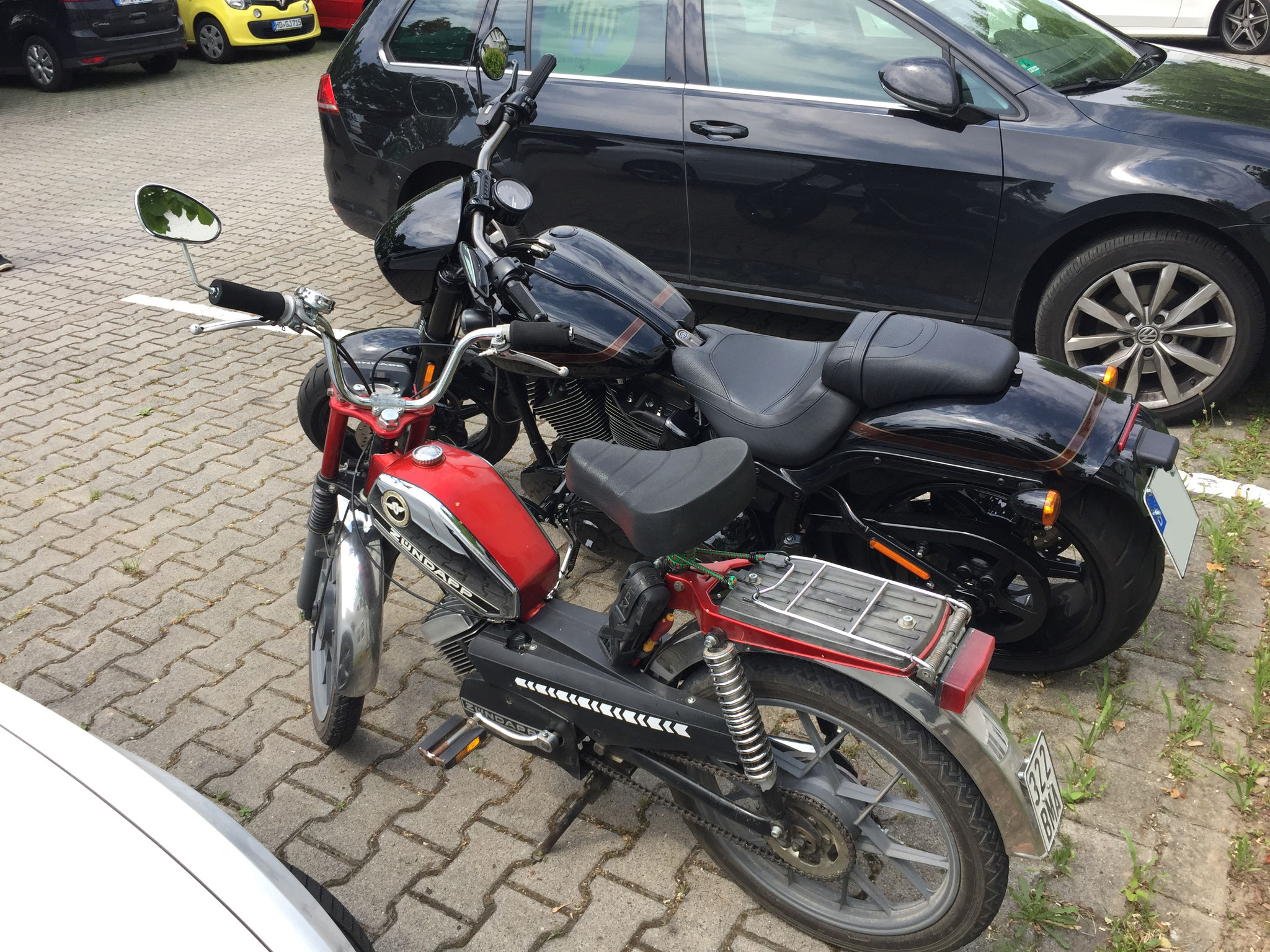 "richtiges" Moped...daneben Moped vom Chef