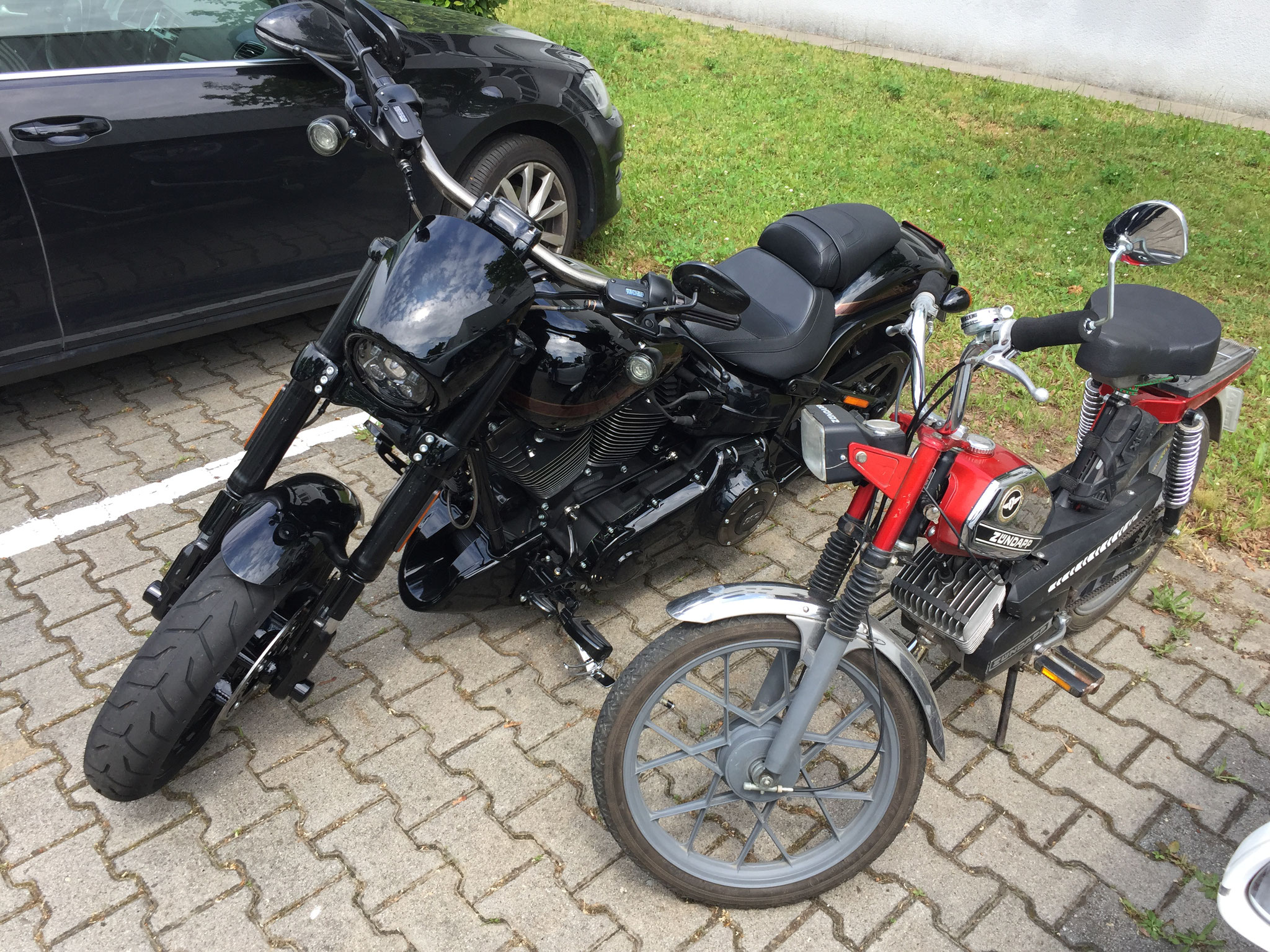 "richtiges" Moped...daneben Moped vom Chef