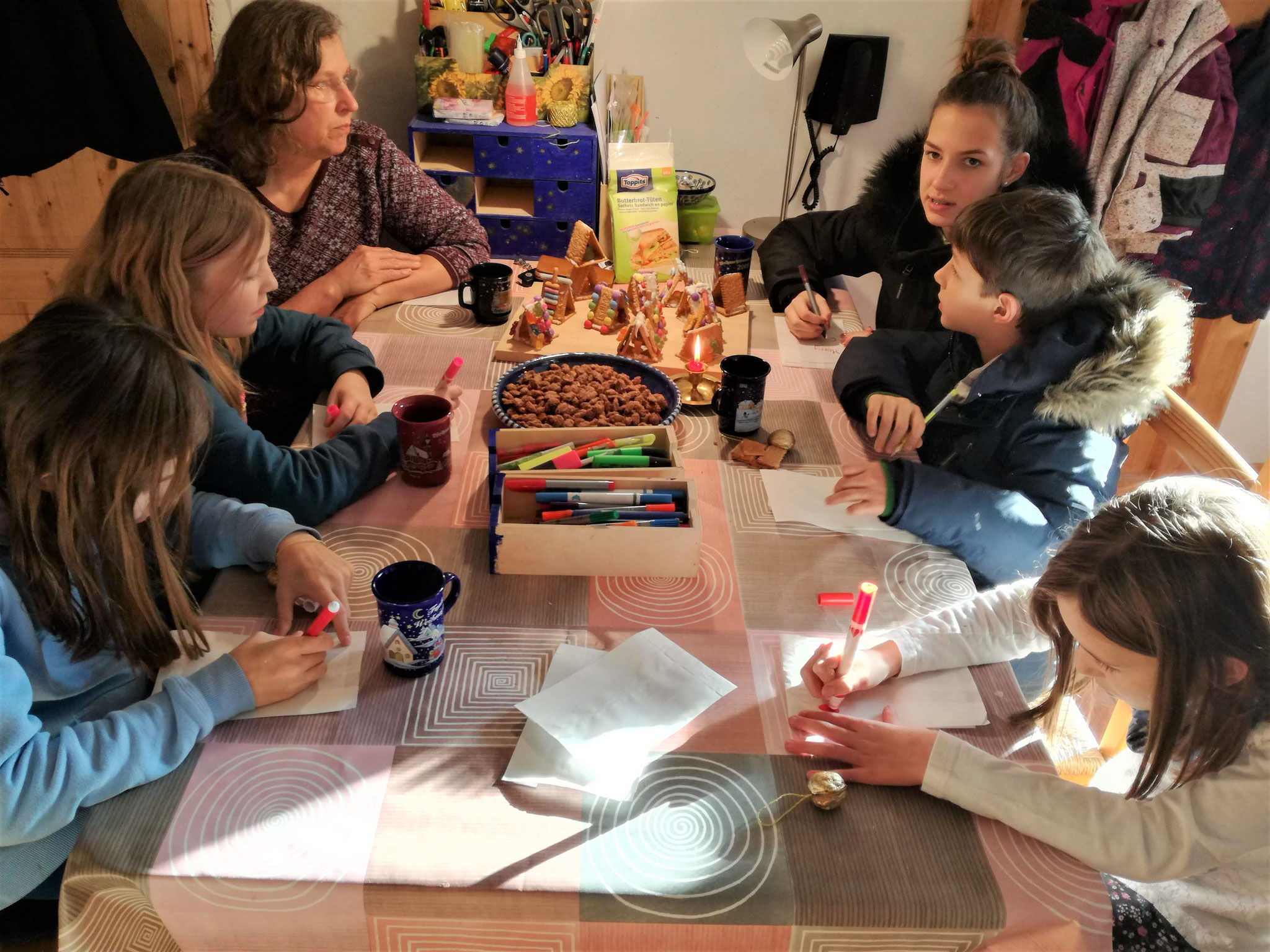 Mandeltütchen werden bemalt